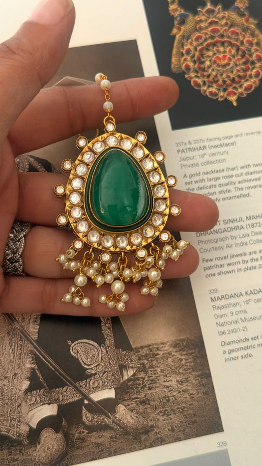 Emerald doublet black meena mangtika
