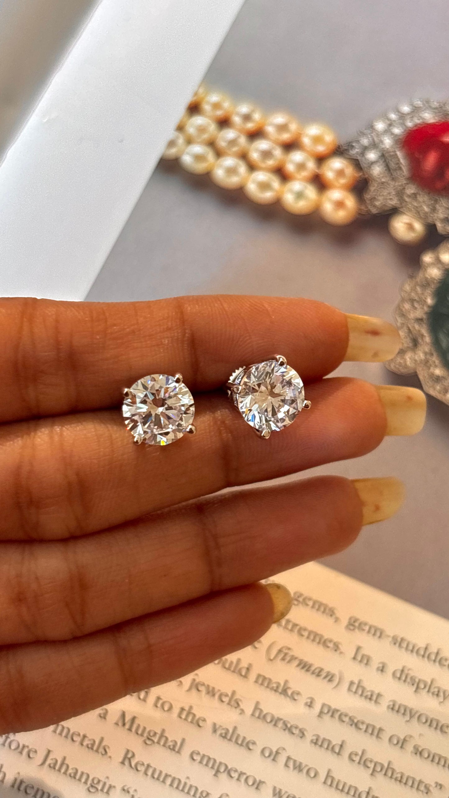 Round shape, gold 1.5 carat studs