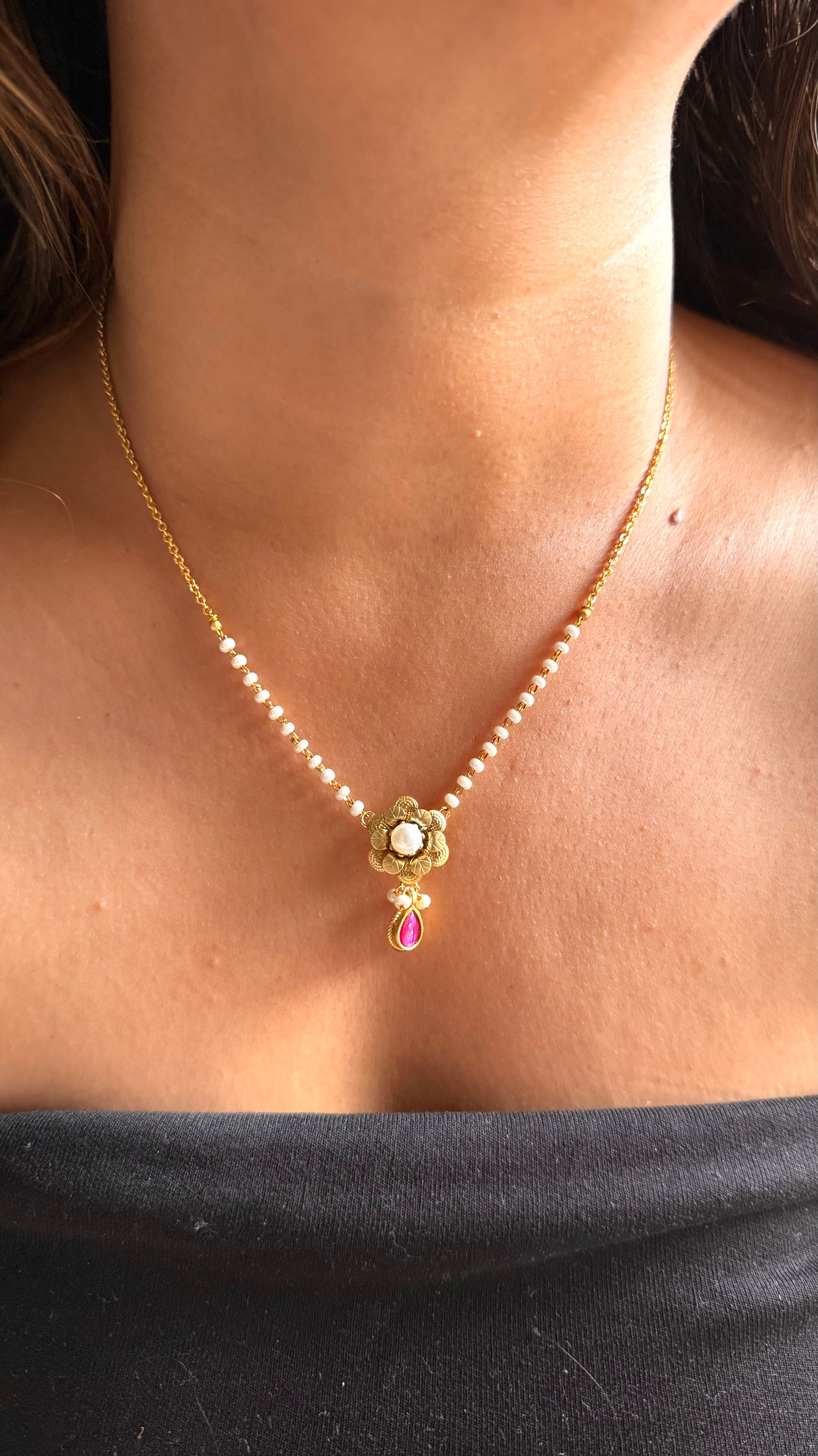 Minimalist floral pendant sett