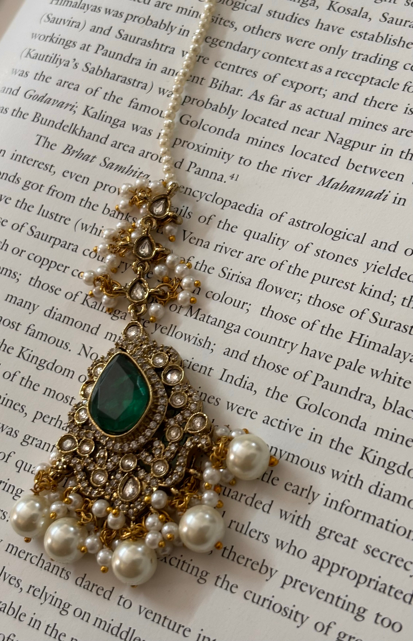 emerald mang tikka with pearl dropped