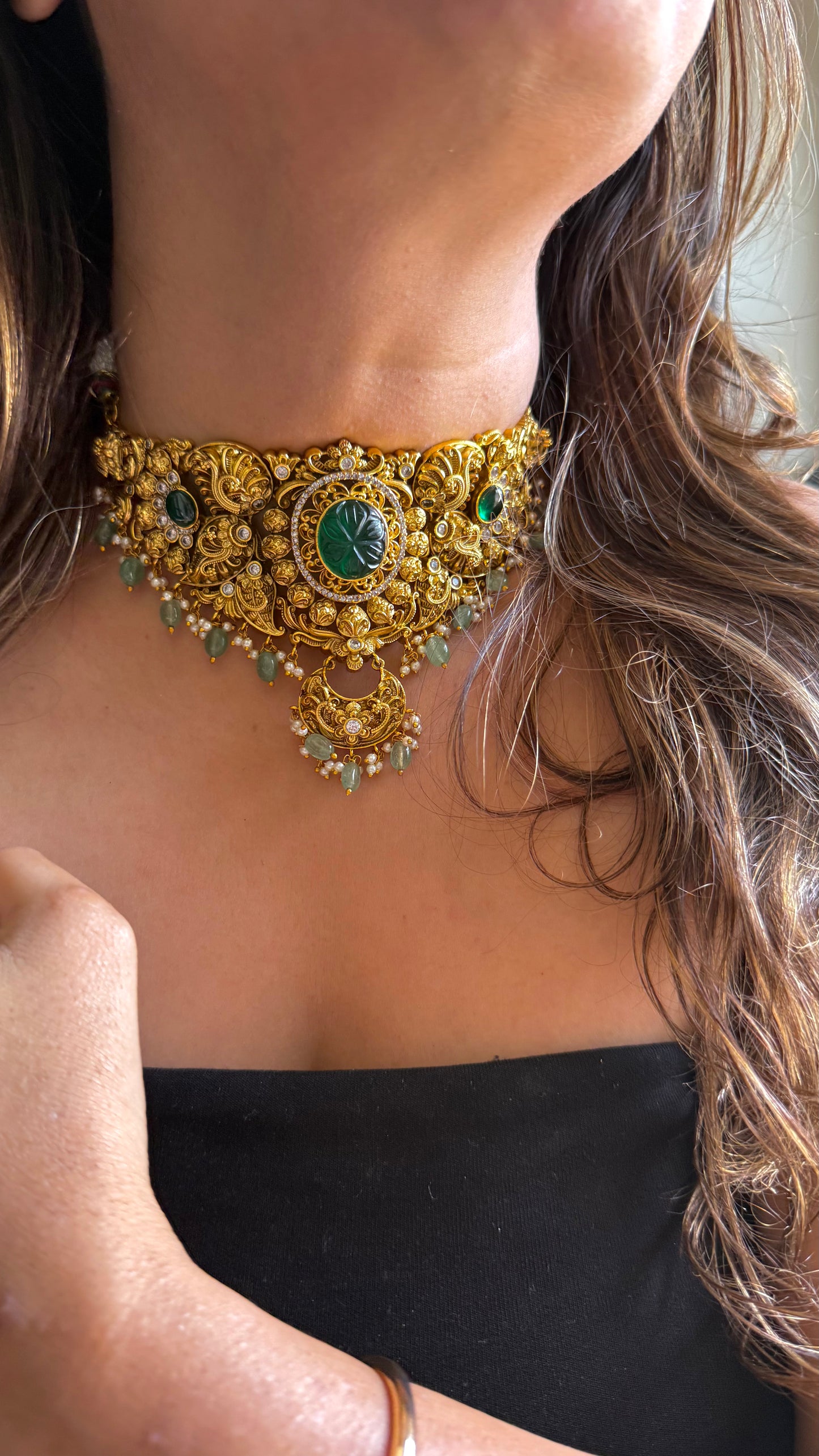 Emerald carving stone Nakashee choker set