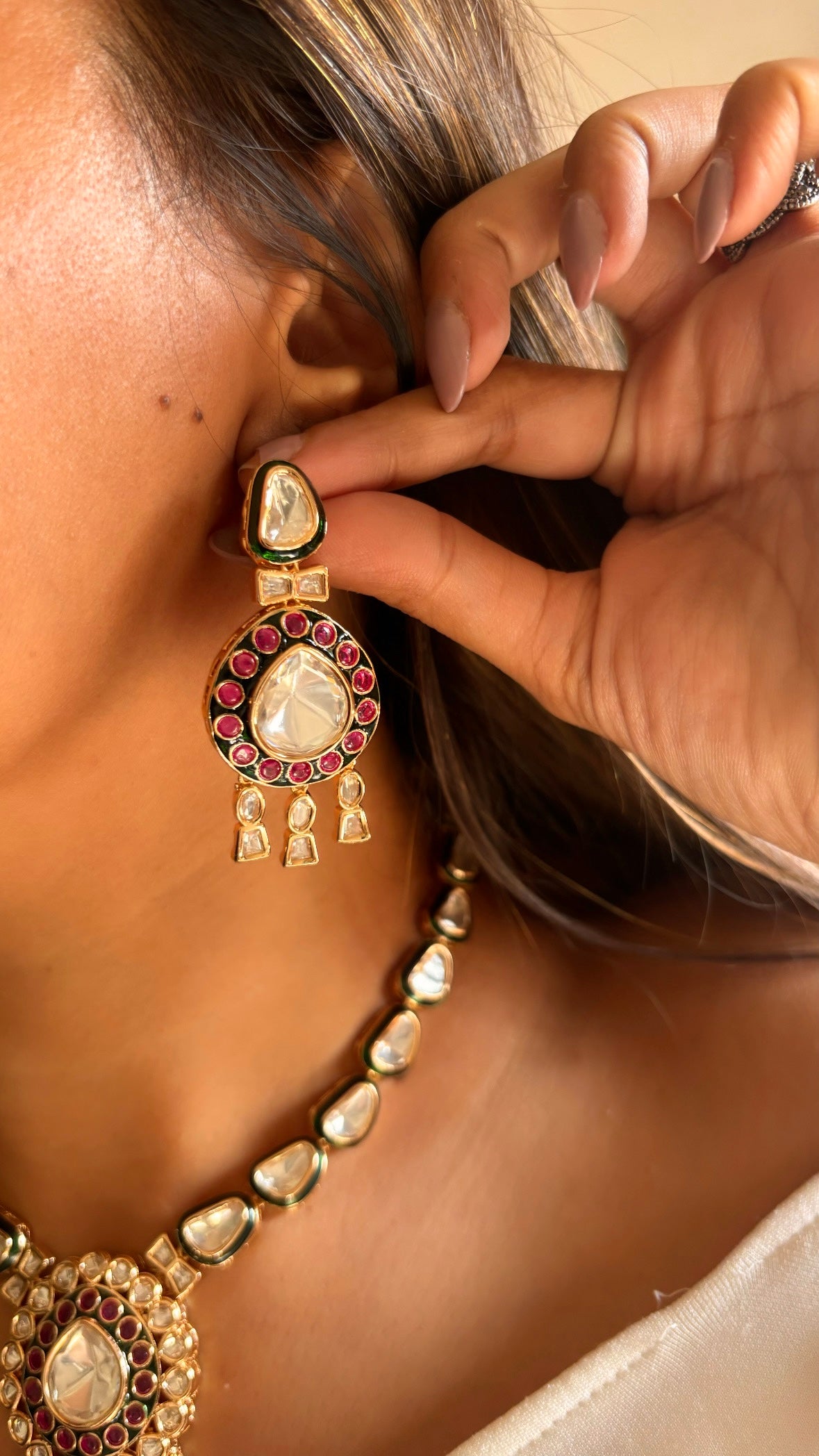 White mid length necklace with earrings
