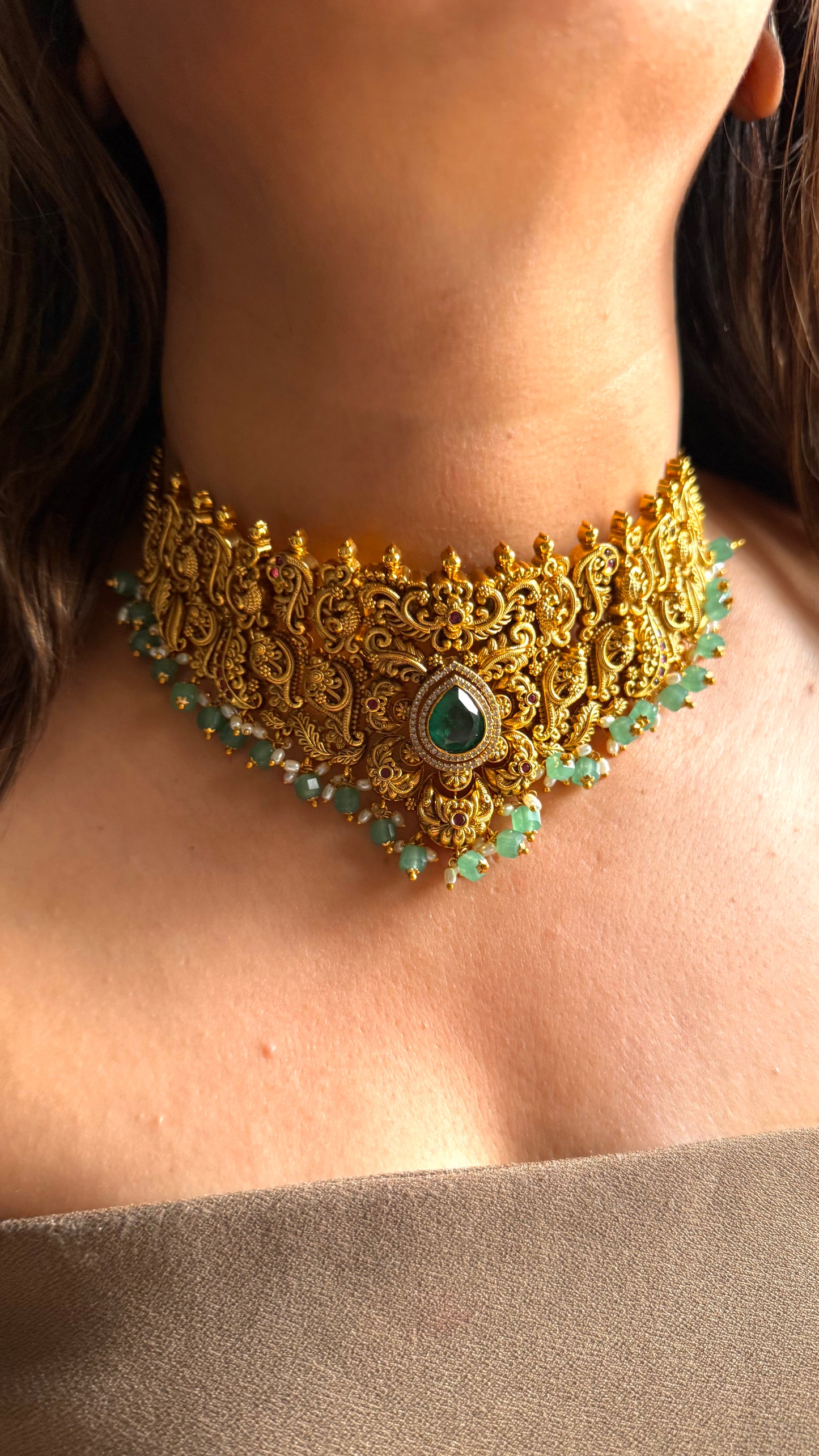 Teardrop emerald necklace with gold nakshi