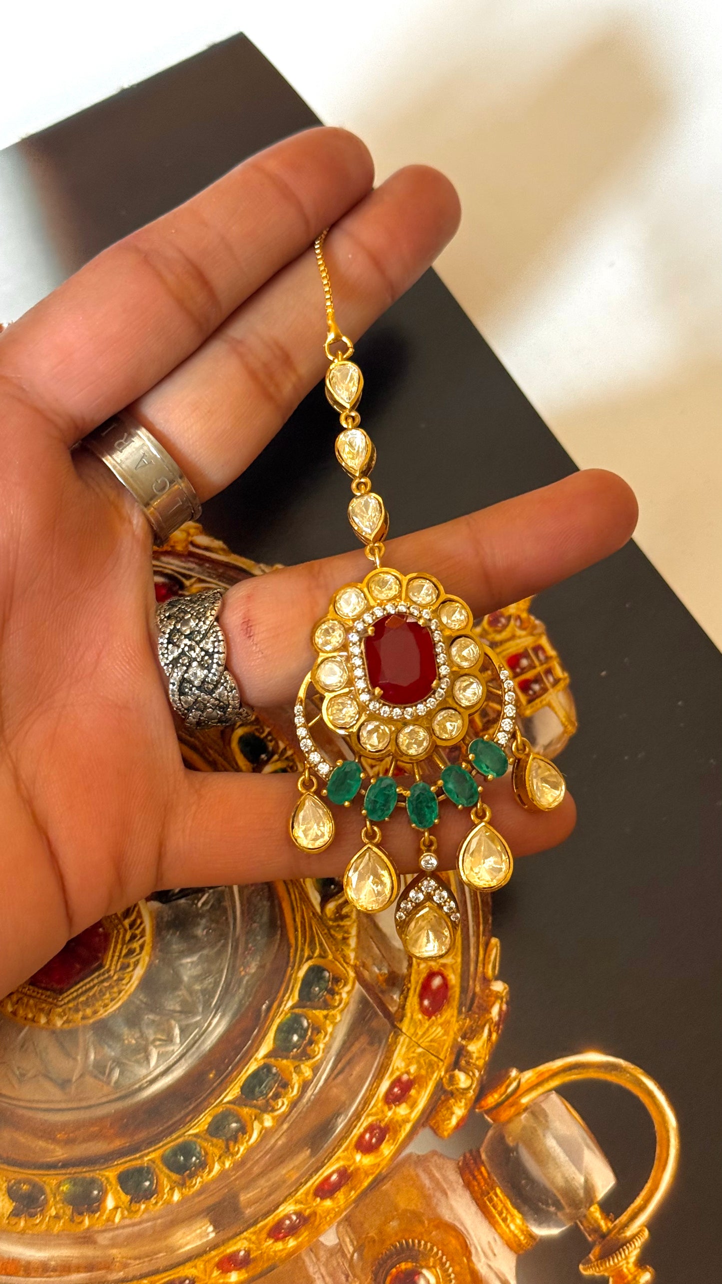 Ruby & emerald peeli polki maangtika