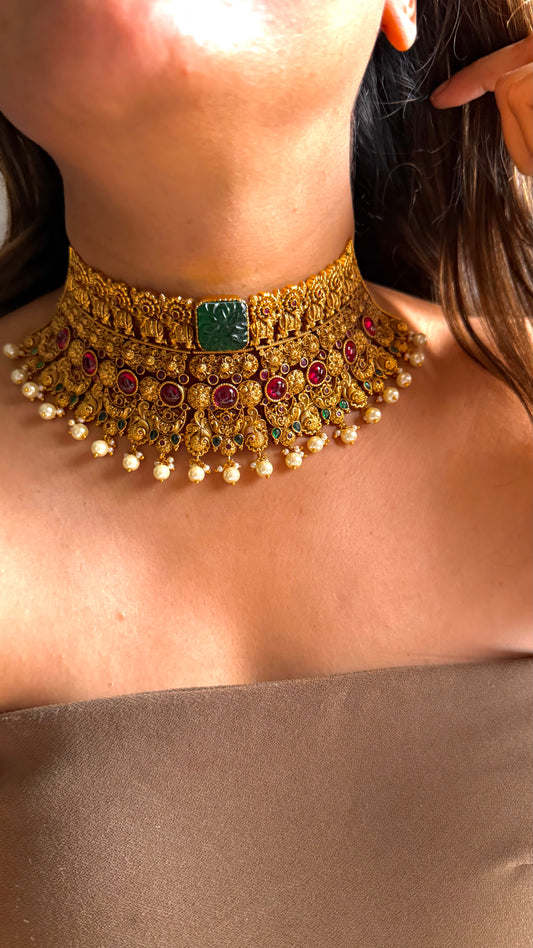Emerald carving stone gold choker with pearl detailing