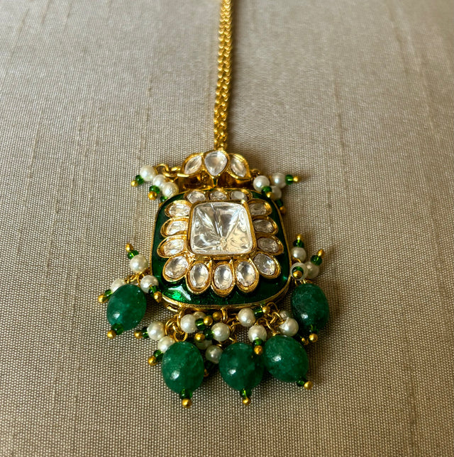 Emerald meenakari maangtika