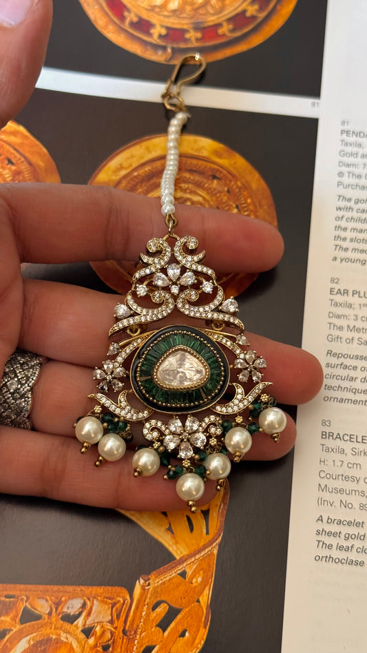 Victorian Emerald takkar work maangtika