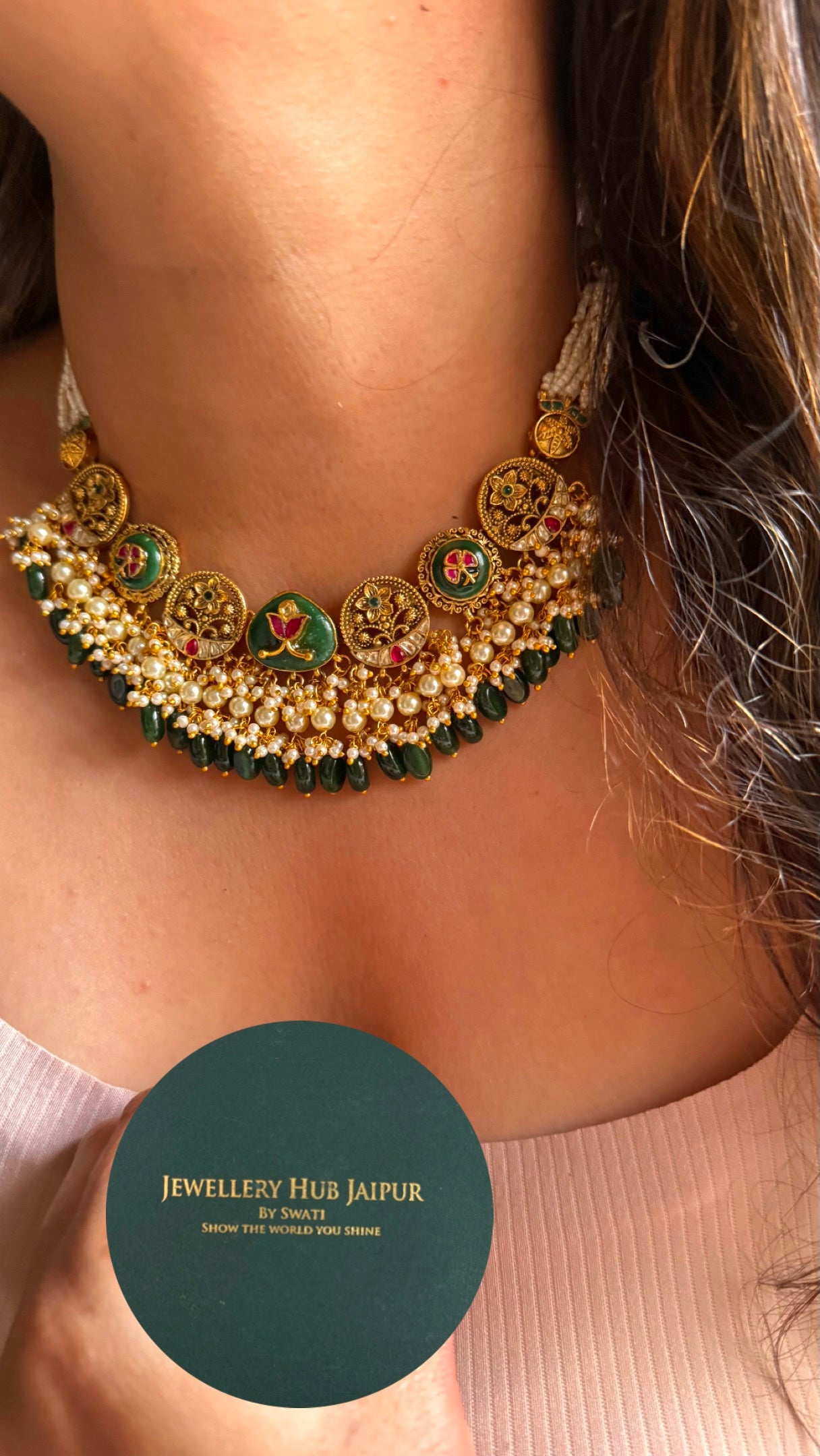 Emerald inlay with pearl detailing necklace