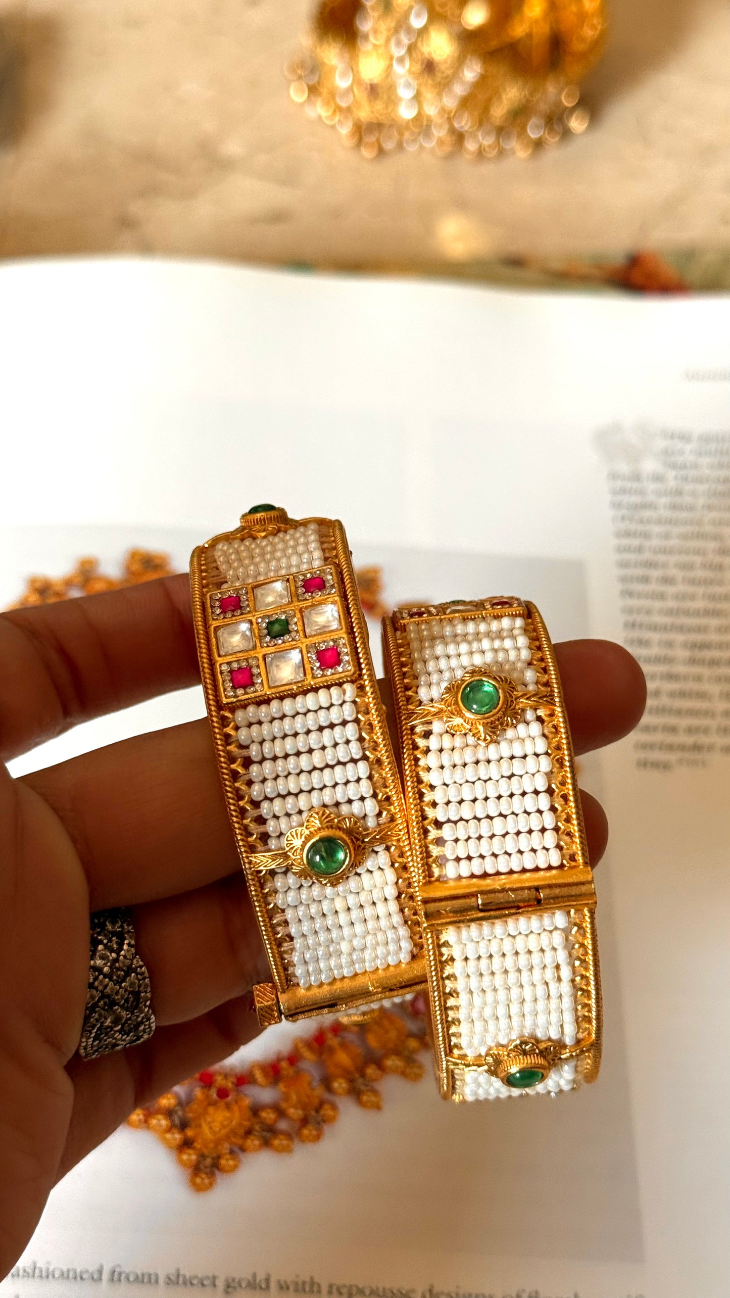 White rajwadi bangdi in ruby & emerald