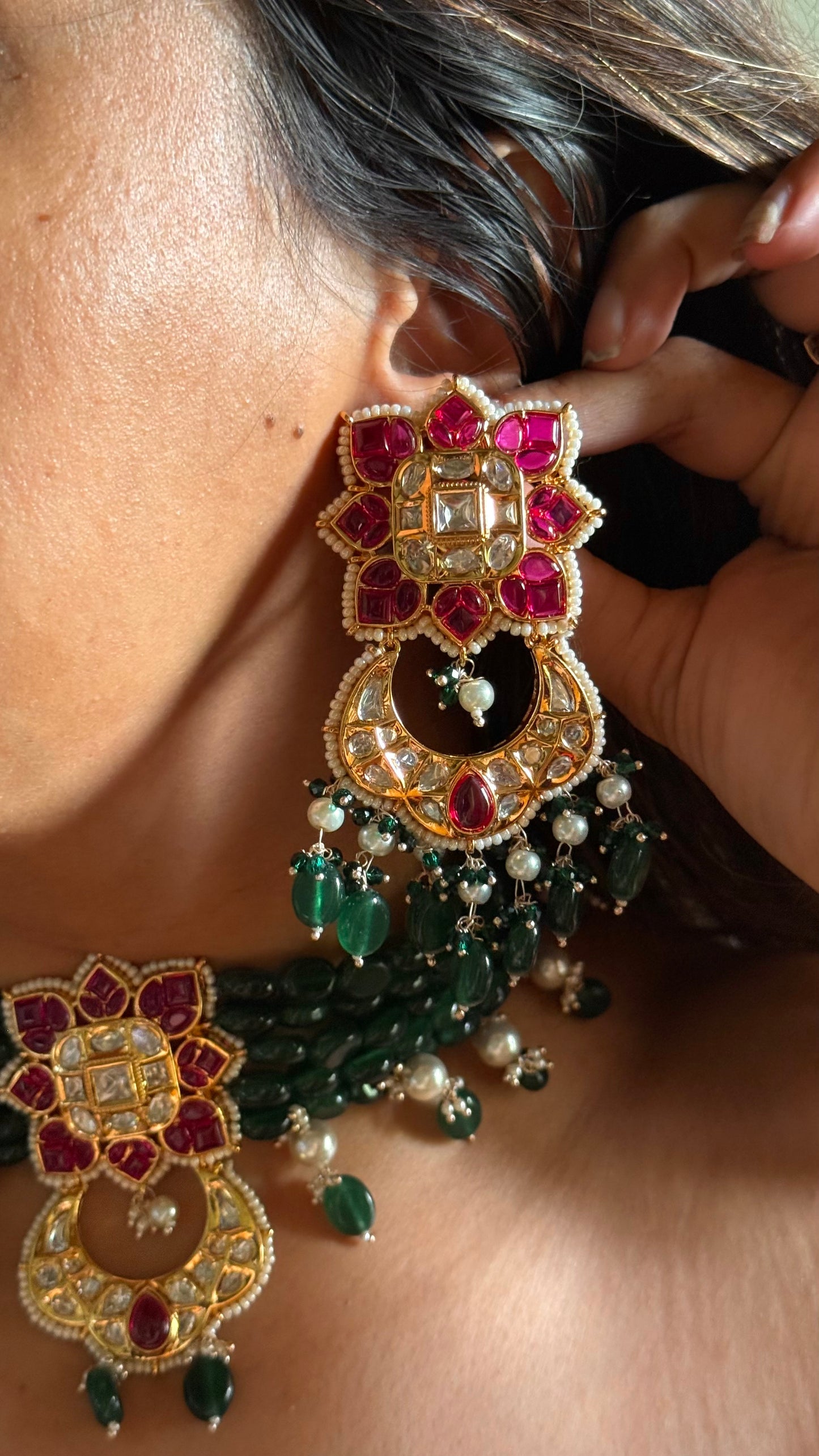 Svara Ruby kat dana with emerald white string choker with earrings