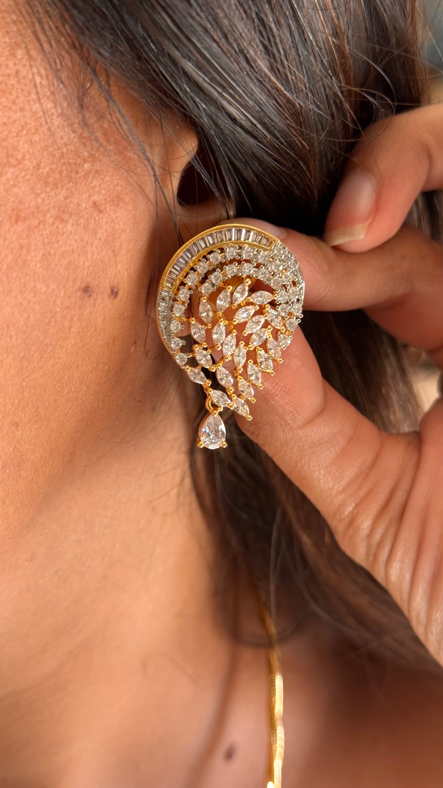 Lily leaf diamond pendant set