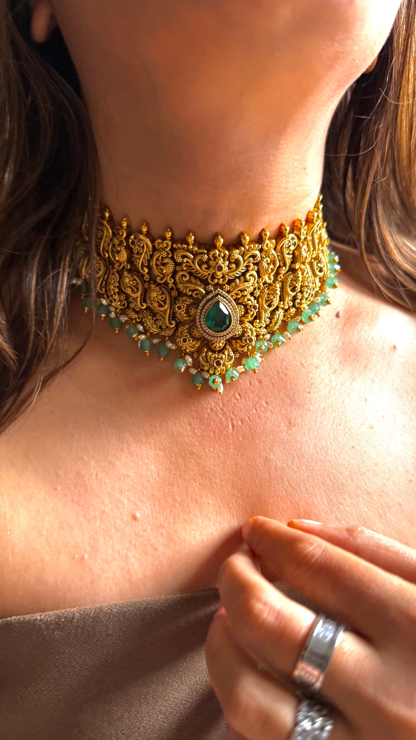 Teardrop emerald necklace with gold nakshi