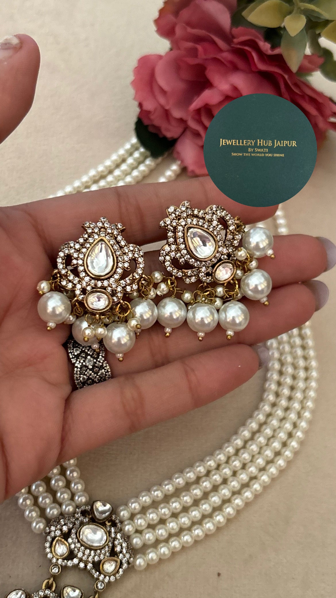 Mother of pearl pendant set with pearl lines