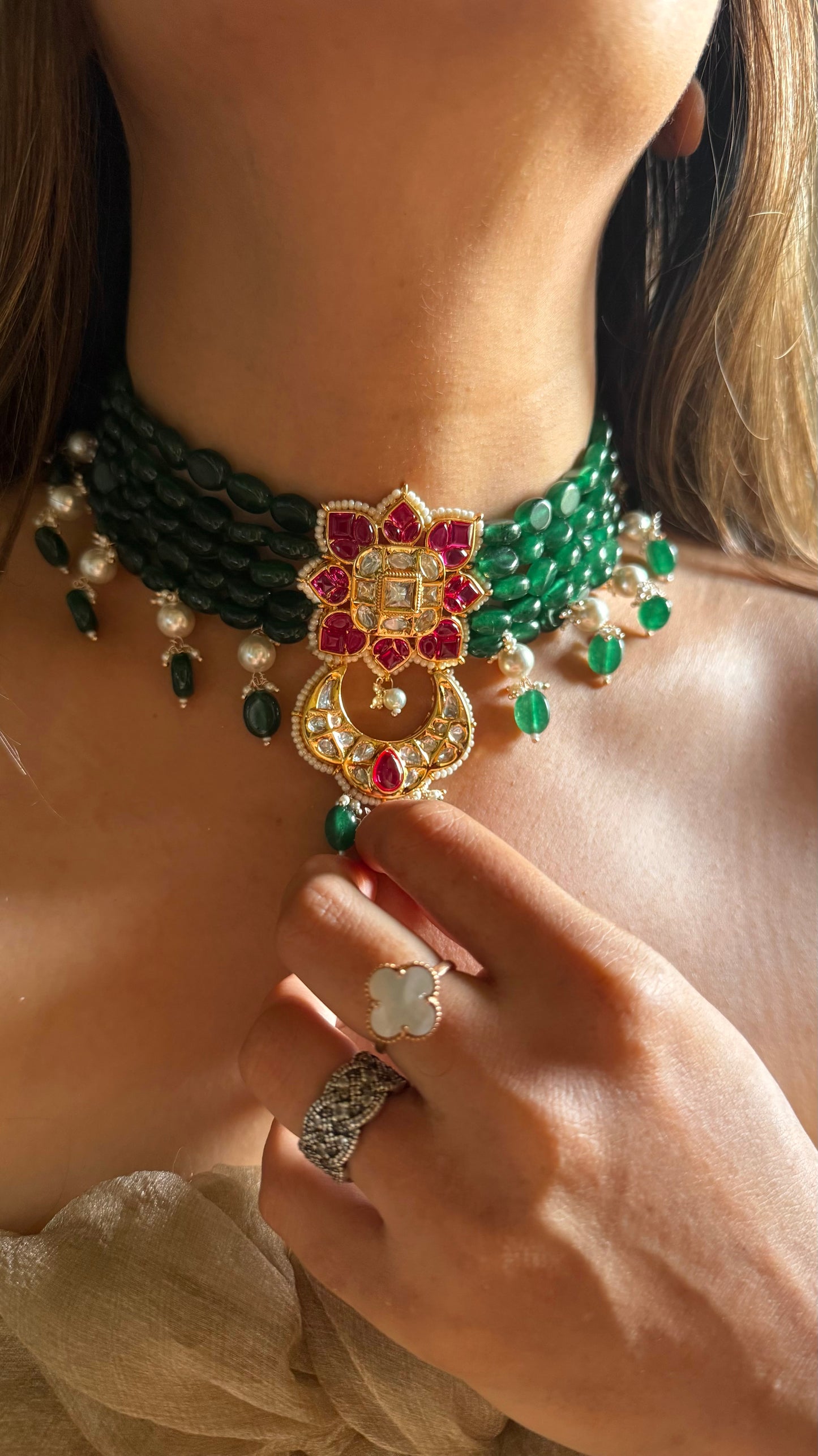 Svara Ruby kat dana with emerald white string choker with earrings
