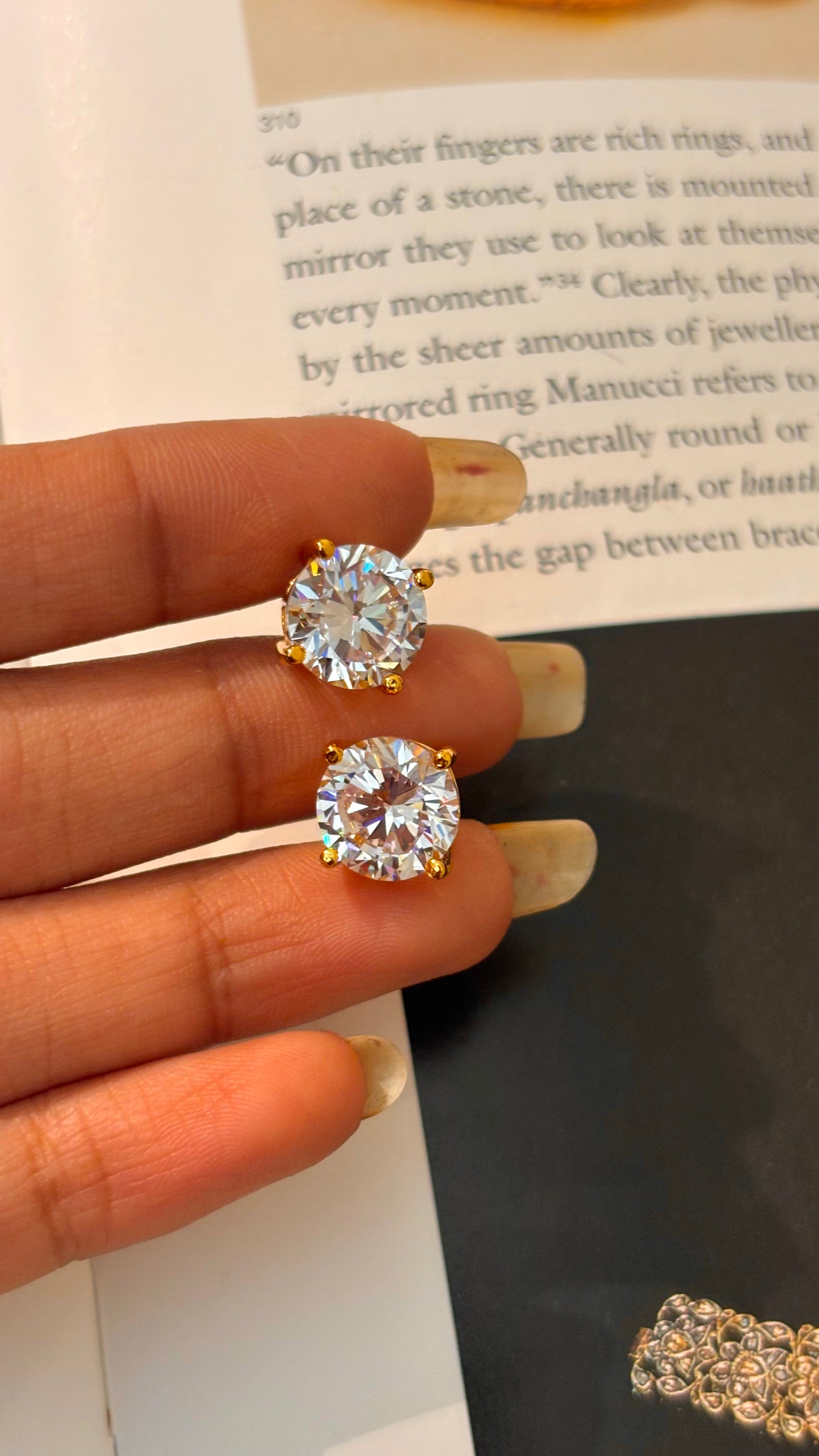 Round shape gold 1.5 carat studsstuds