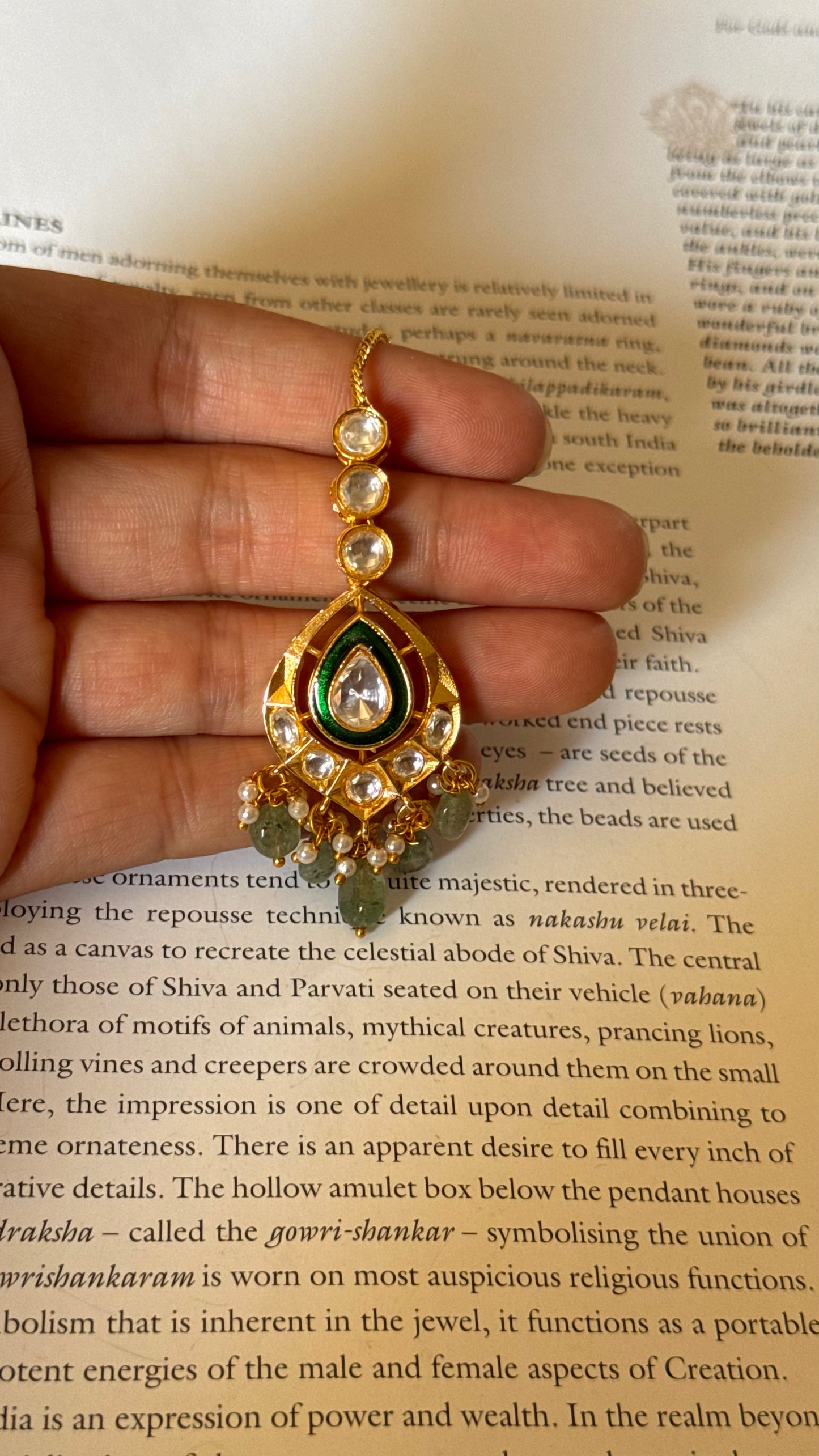Tear shape emerald maangtika