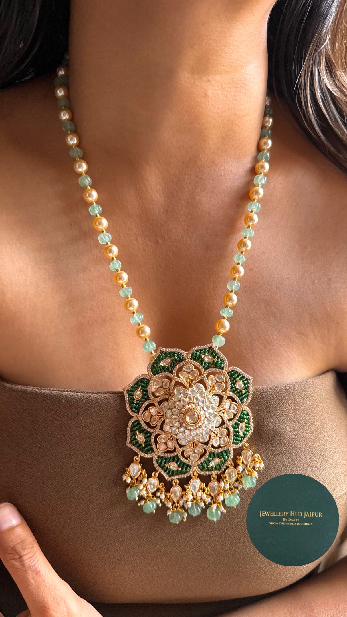 Emerald moissanite floral pattern pendant set