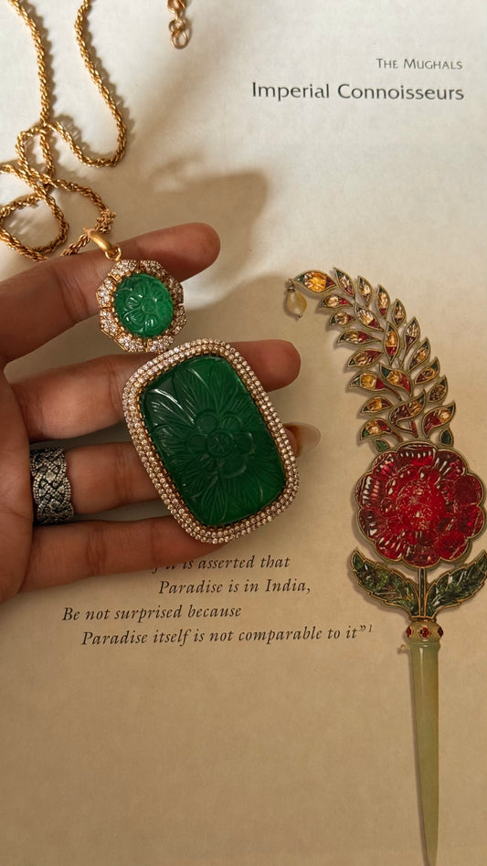 Emerald carving doublet pendant set