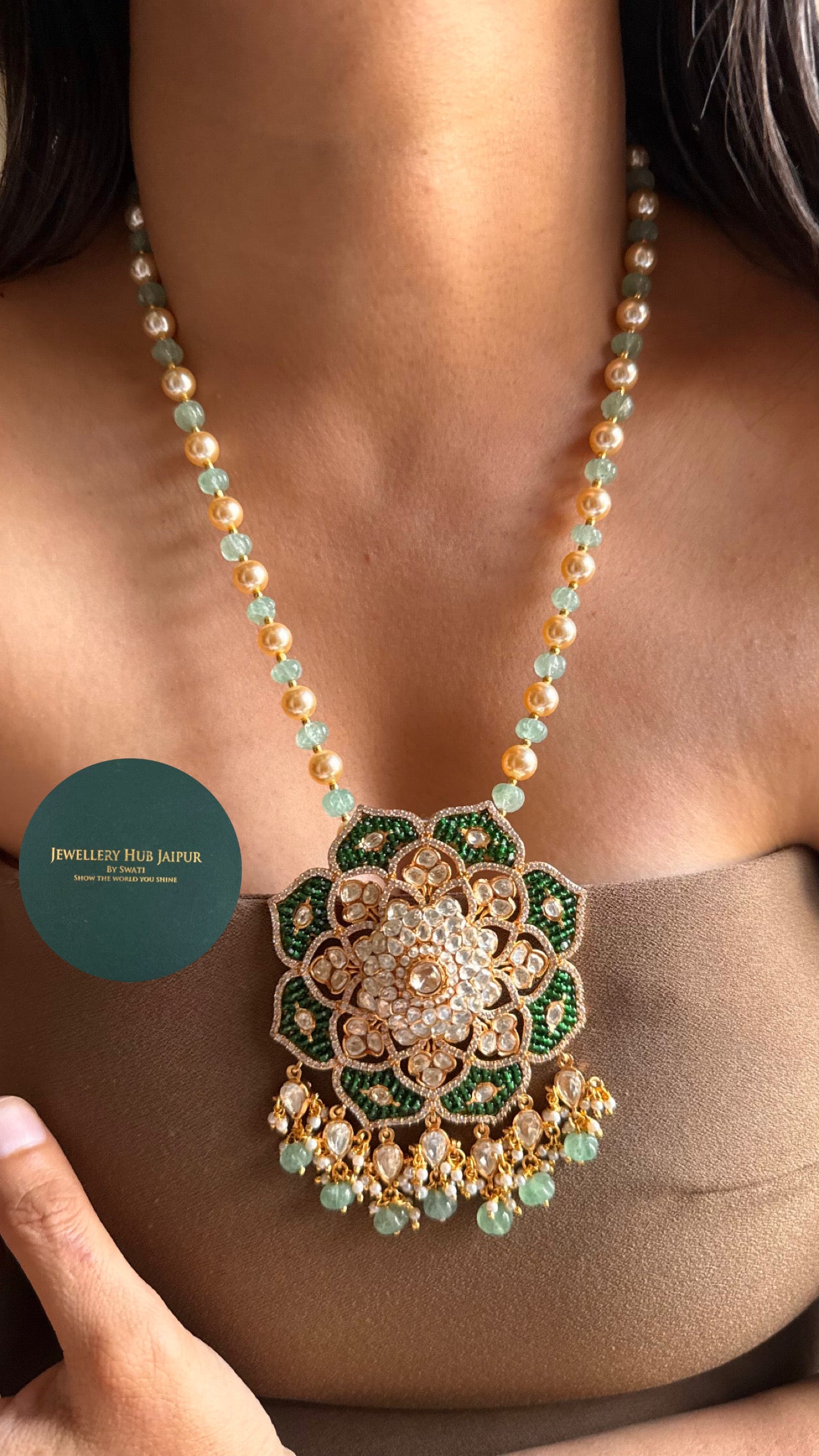 Emerald moissanite floral pattern pendant set
