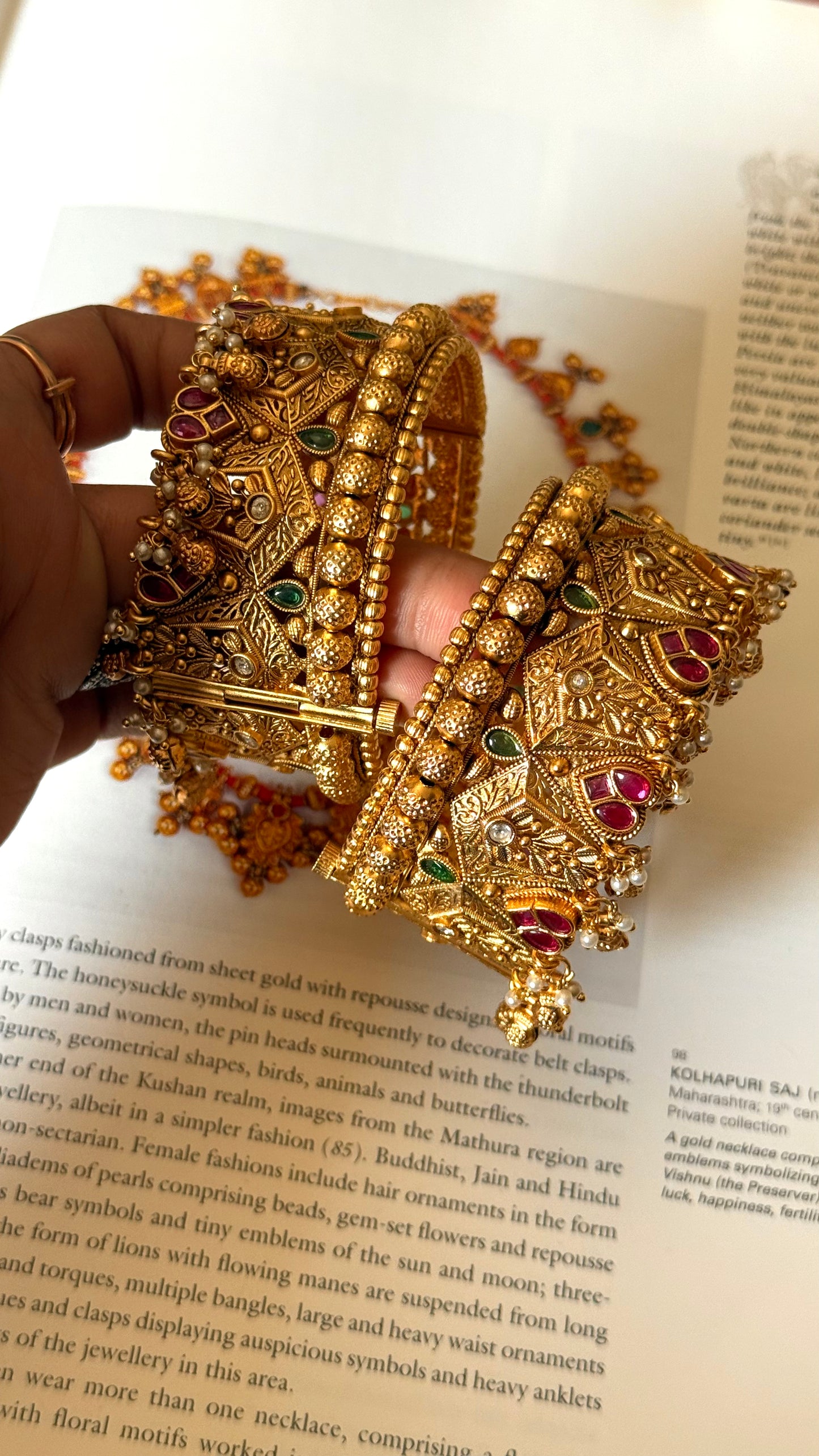 Pan shape Ruby & emerald rajwada bangles