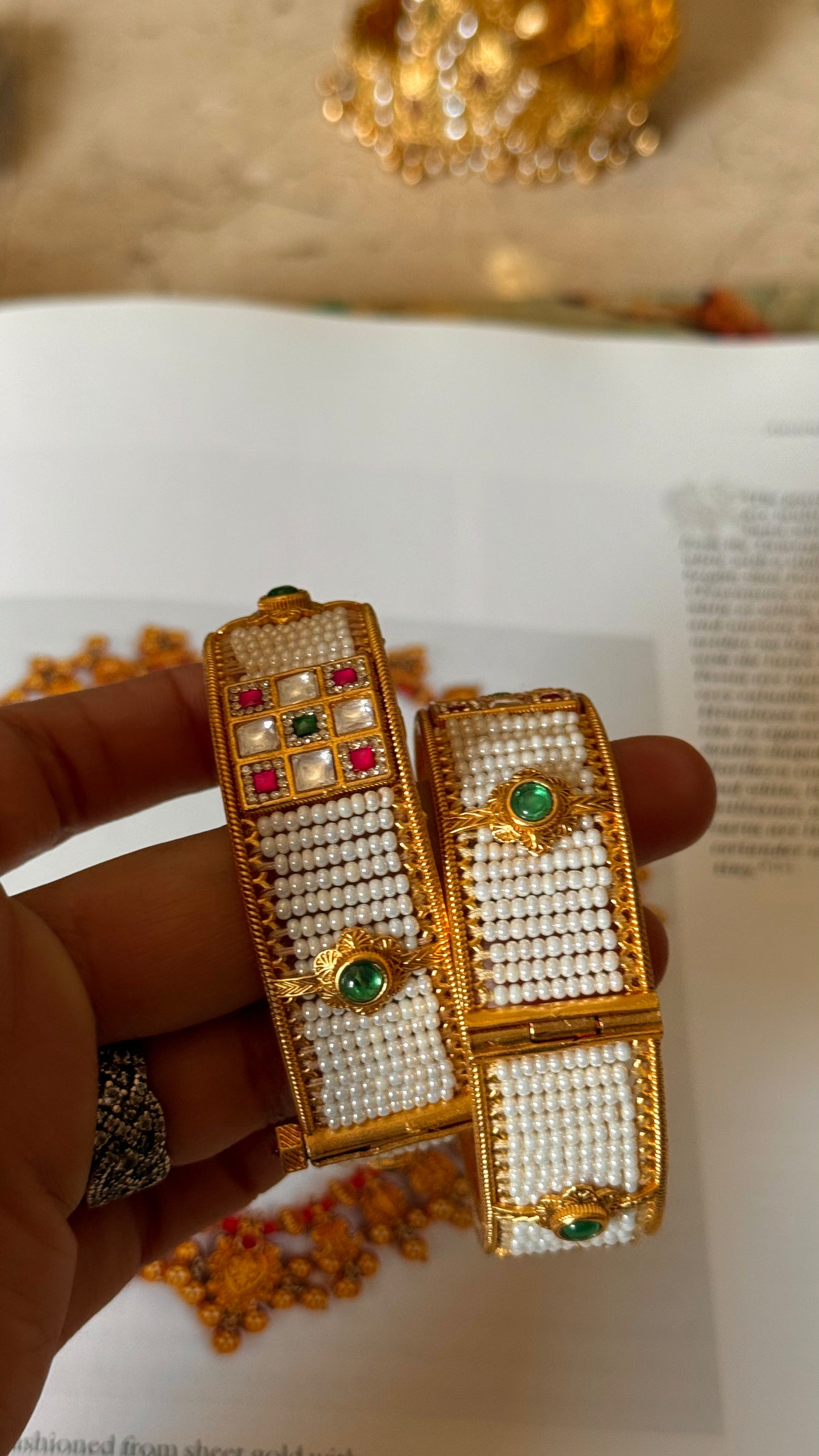 White rajwadi bangdi in ruby & emerald