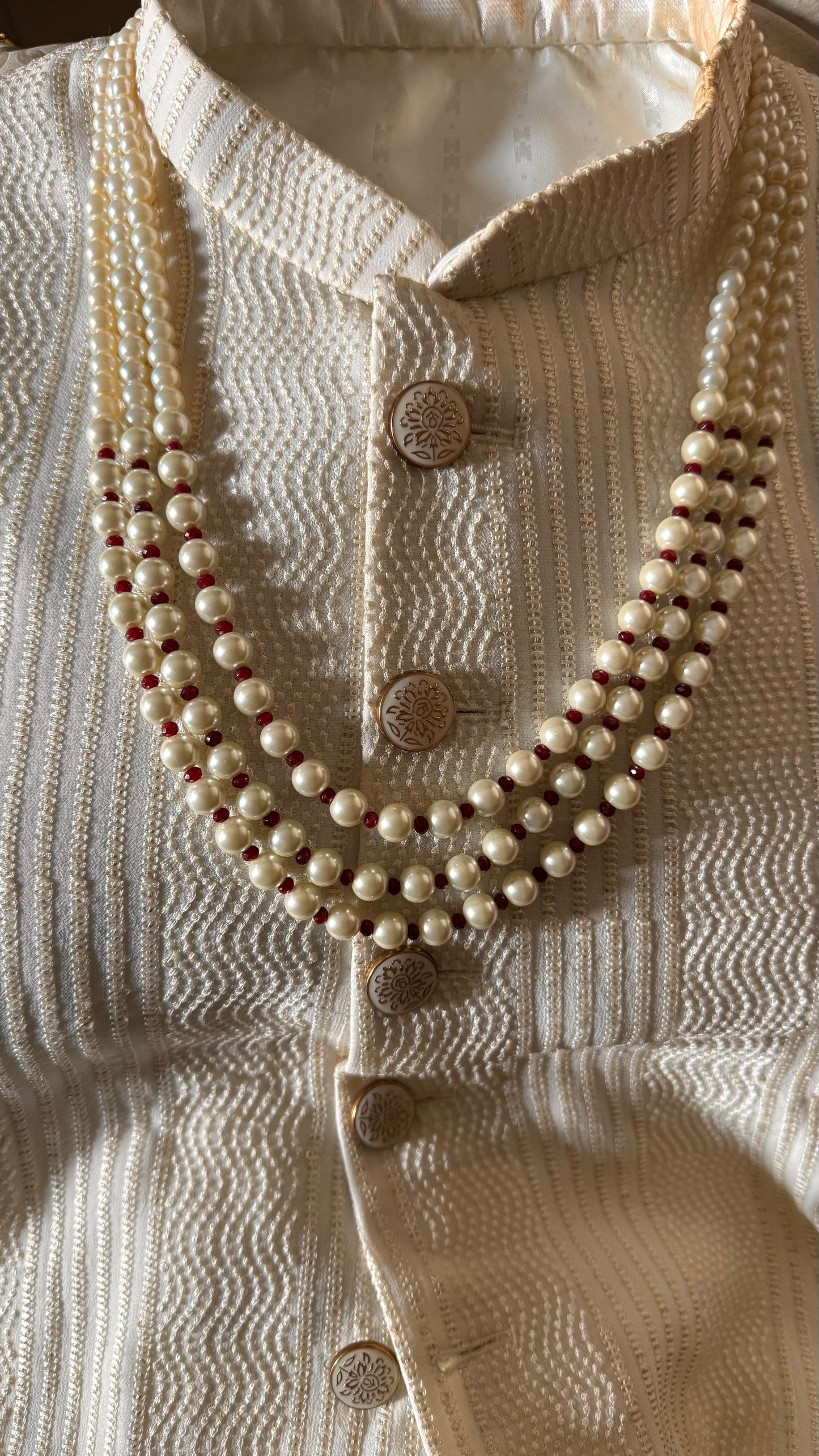 Tripple line line off white with ruby Pearl string
