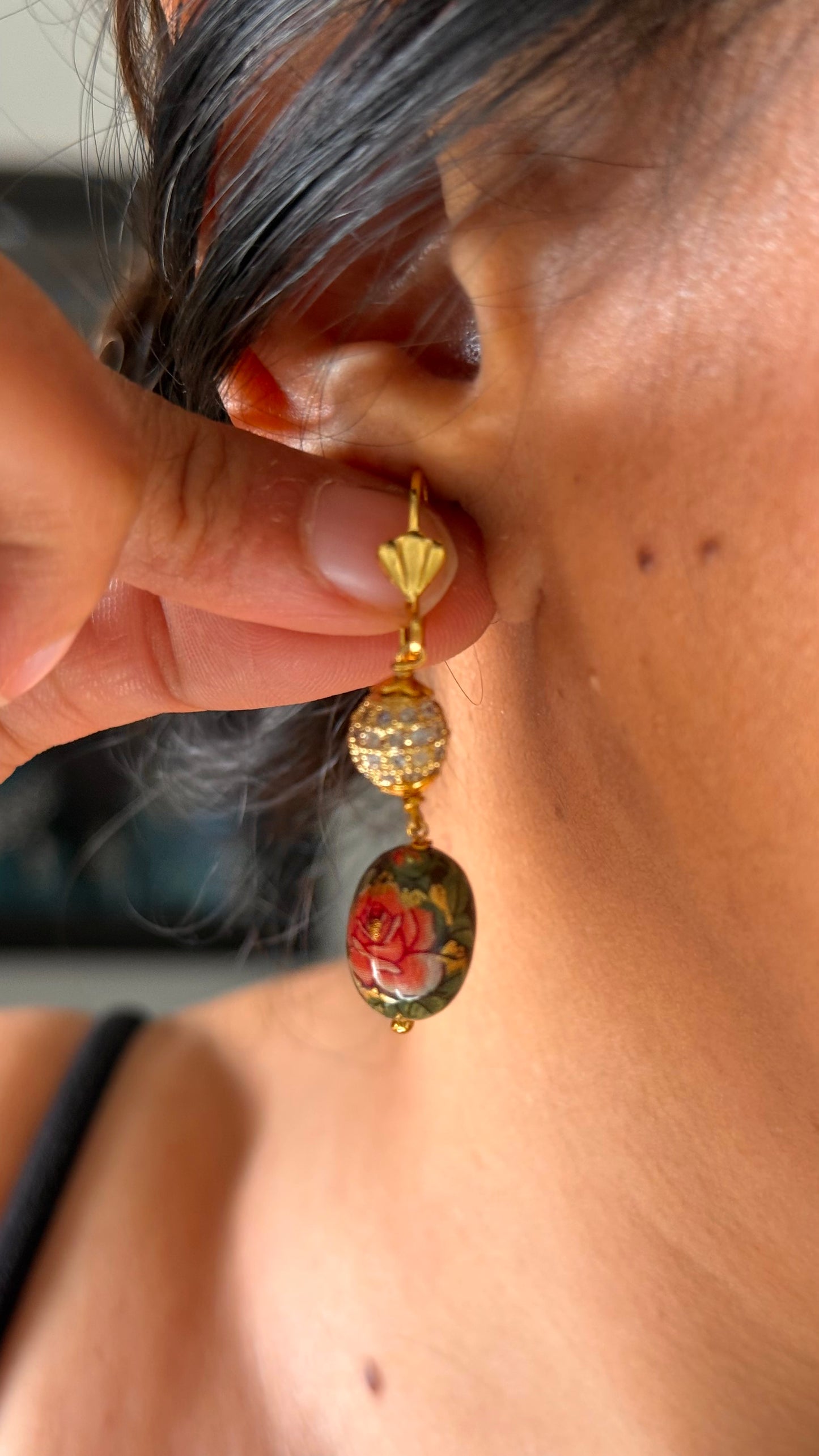 Pearl & painted rose string