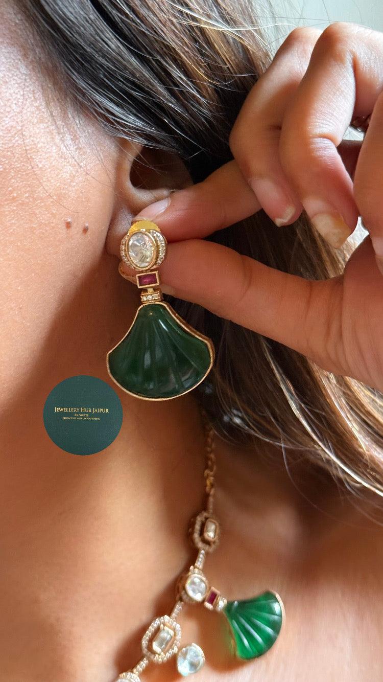 Emerald inlay carving shell shaped with moissanite collar set