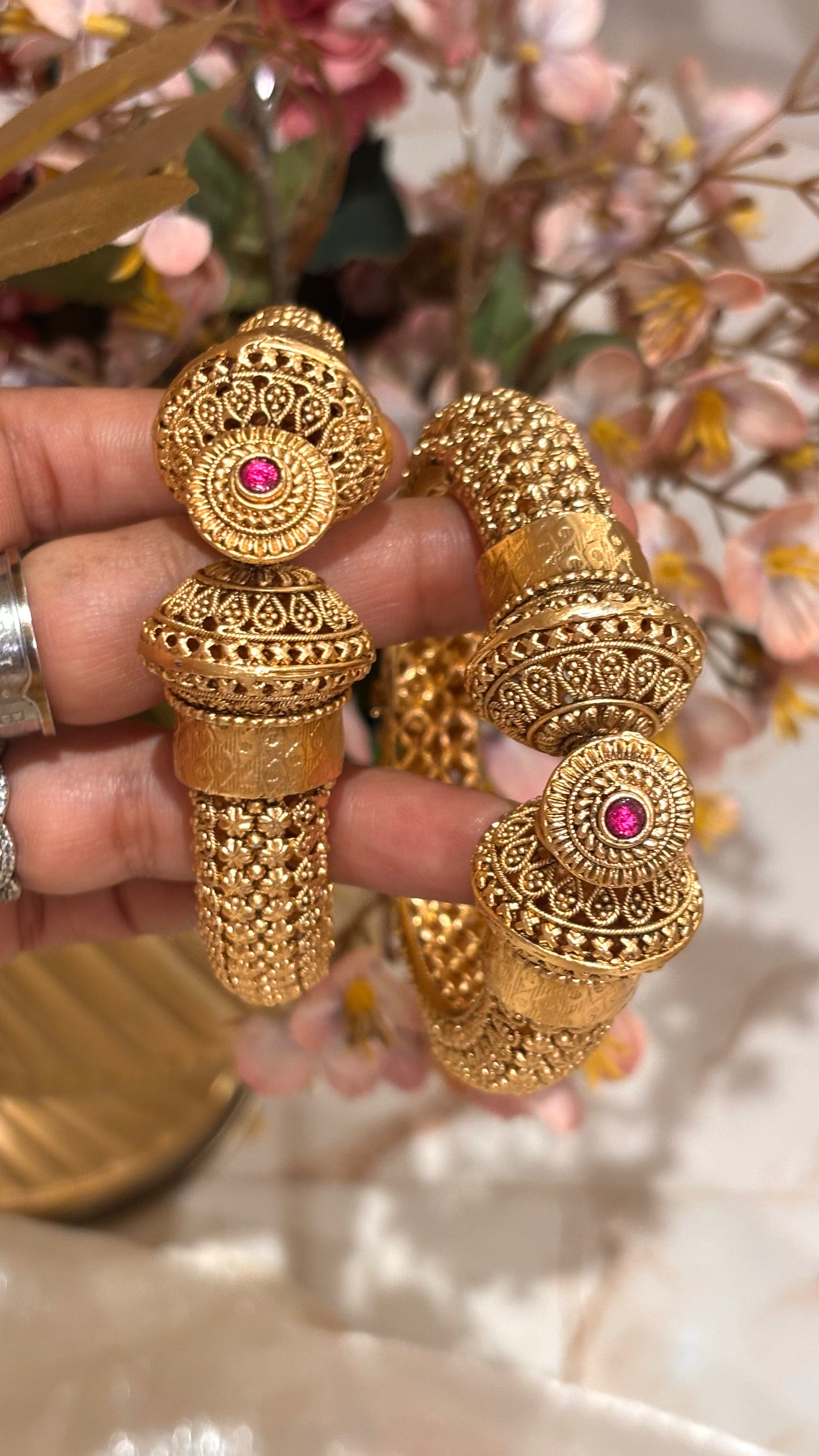 Ruby embedded rajwada bangles ( Polish- Gold Matte)