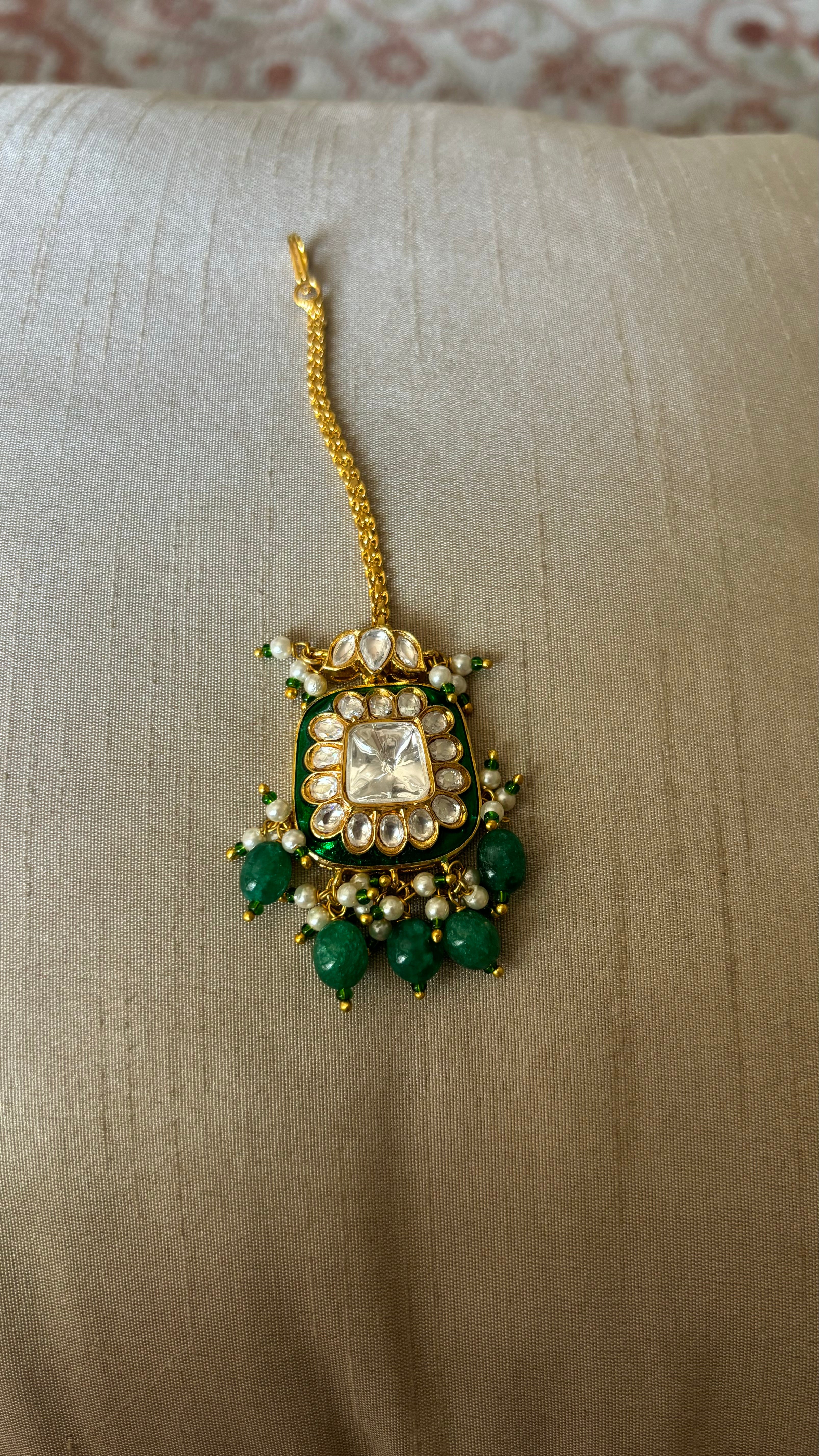 Emerald meenakari maangtika