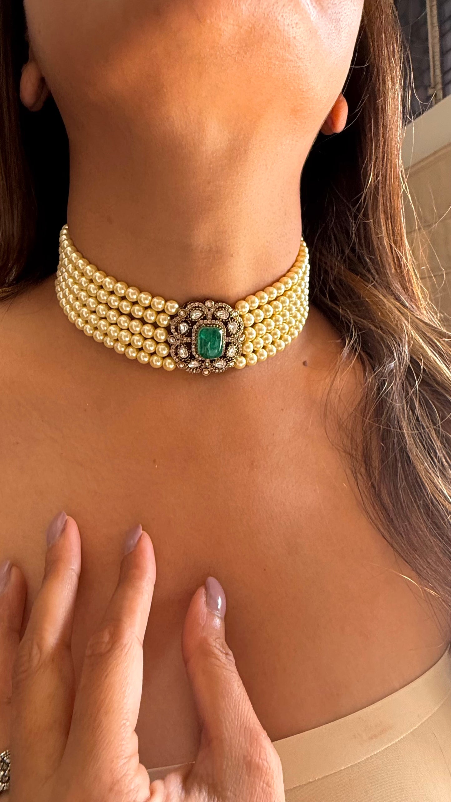 Heer Emerald Victorian minimalist choker