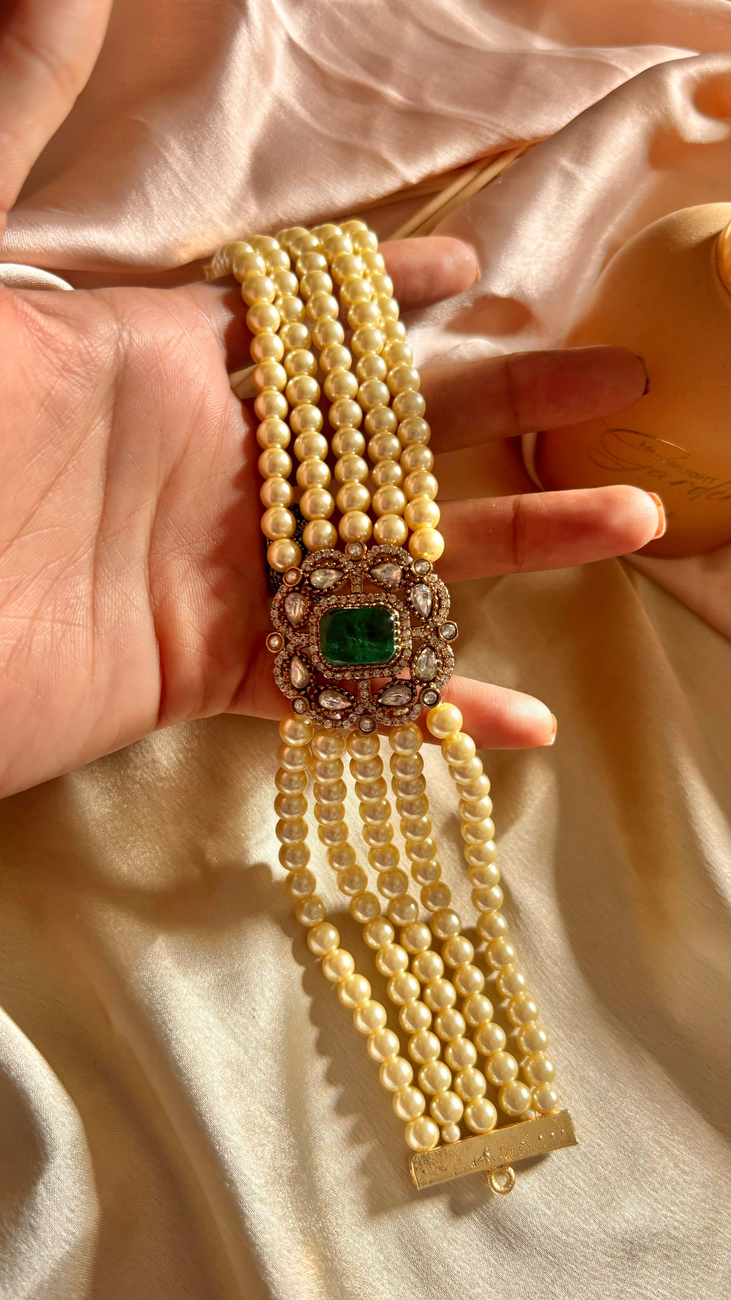 Heer Emerald Victorian minimalist choker
