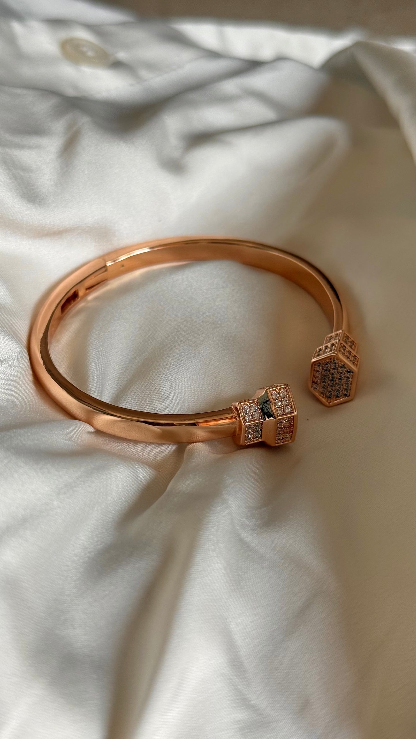 Open-Cuff Square End bracelet (rose gold)