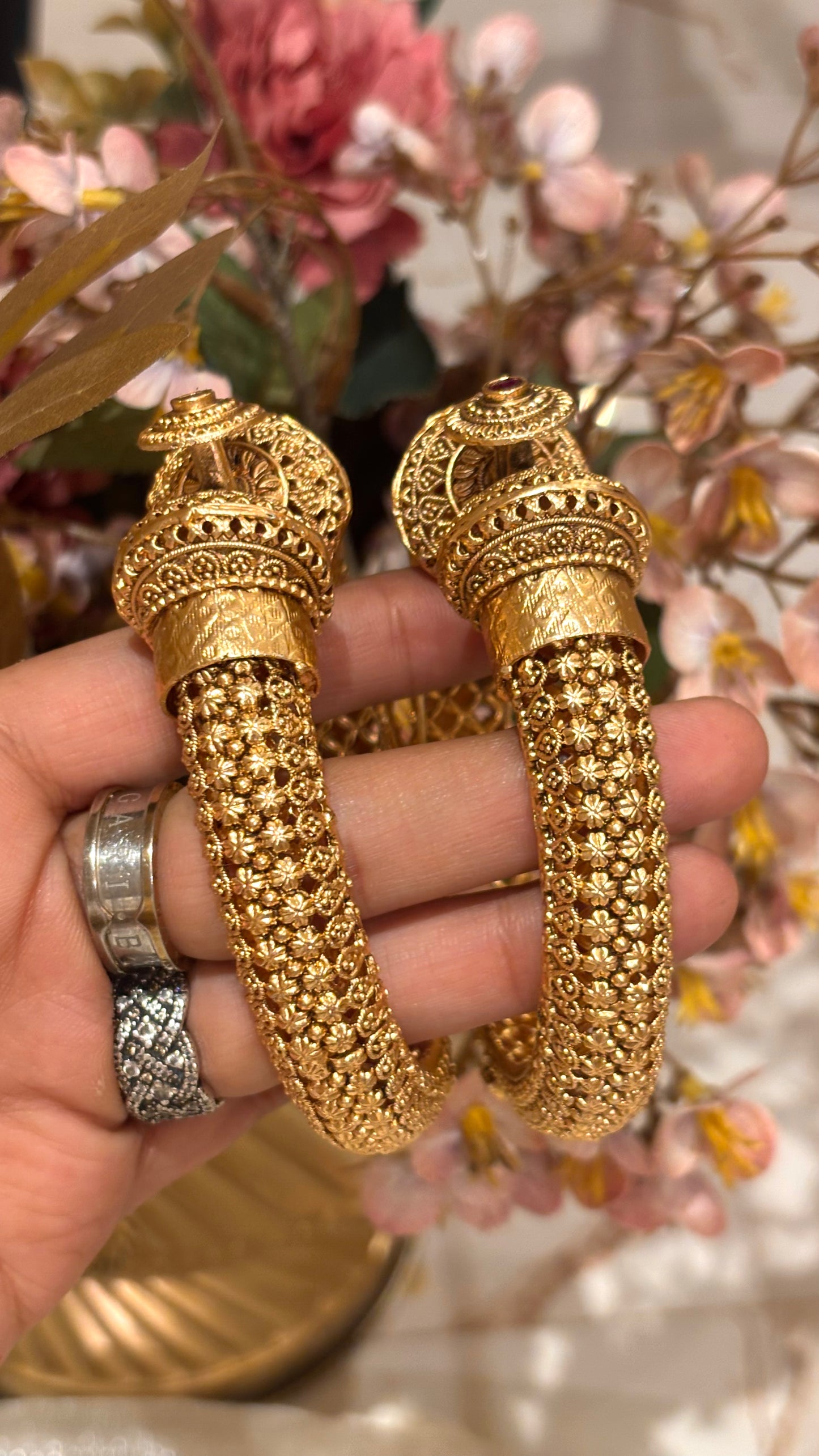 Ruby embedded rajwada bangles ( Polish- Gold Matte)