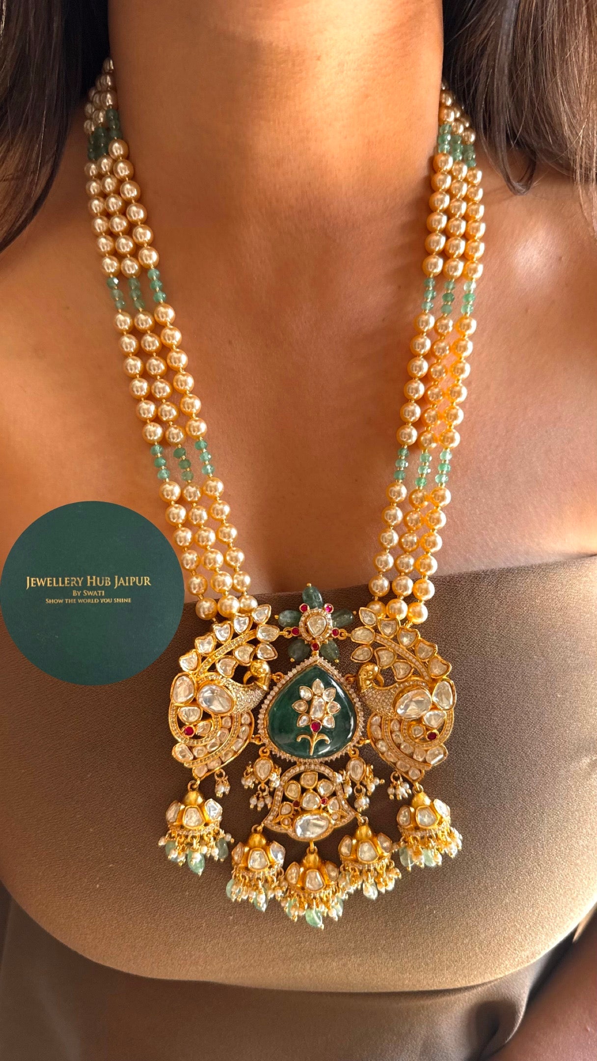 Inlay pendant with triple line pearl Necklace