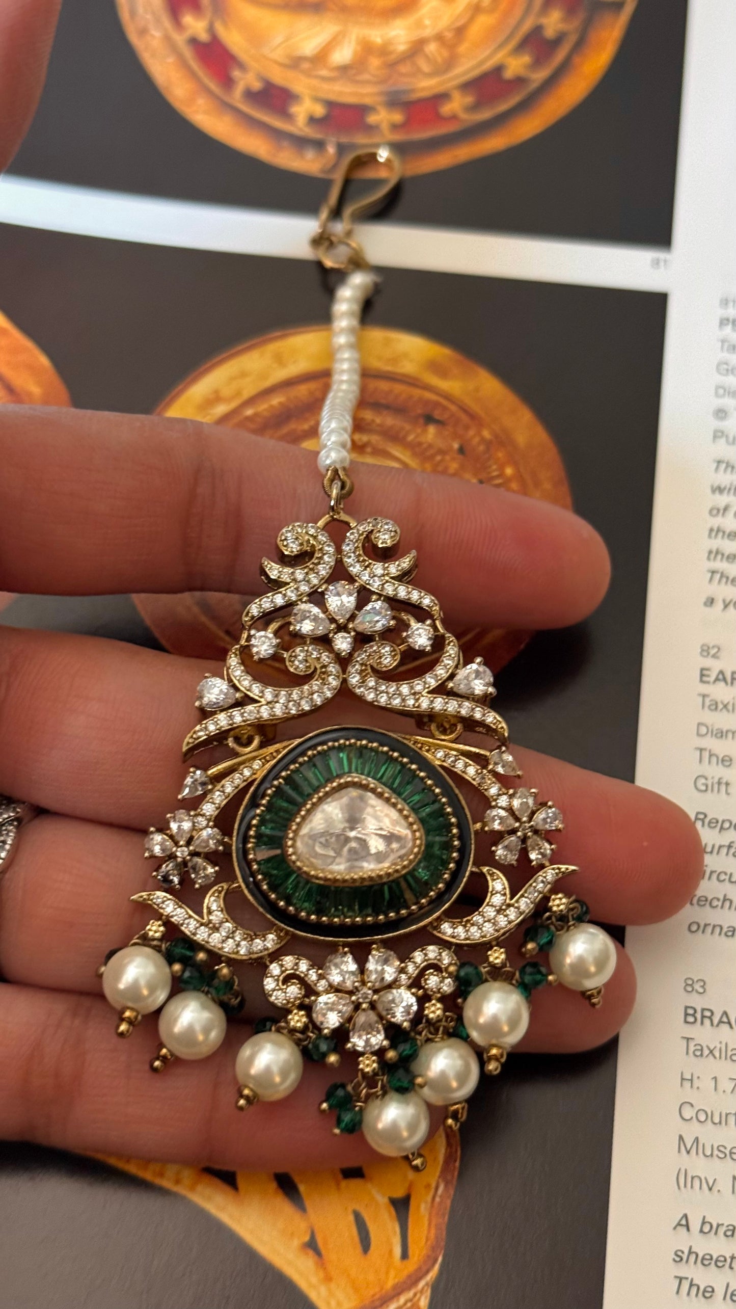 Victorian Emerald takkar work maangtika