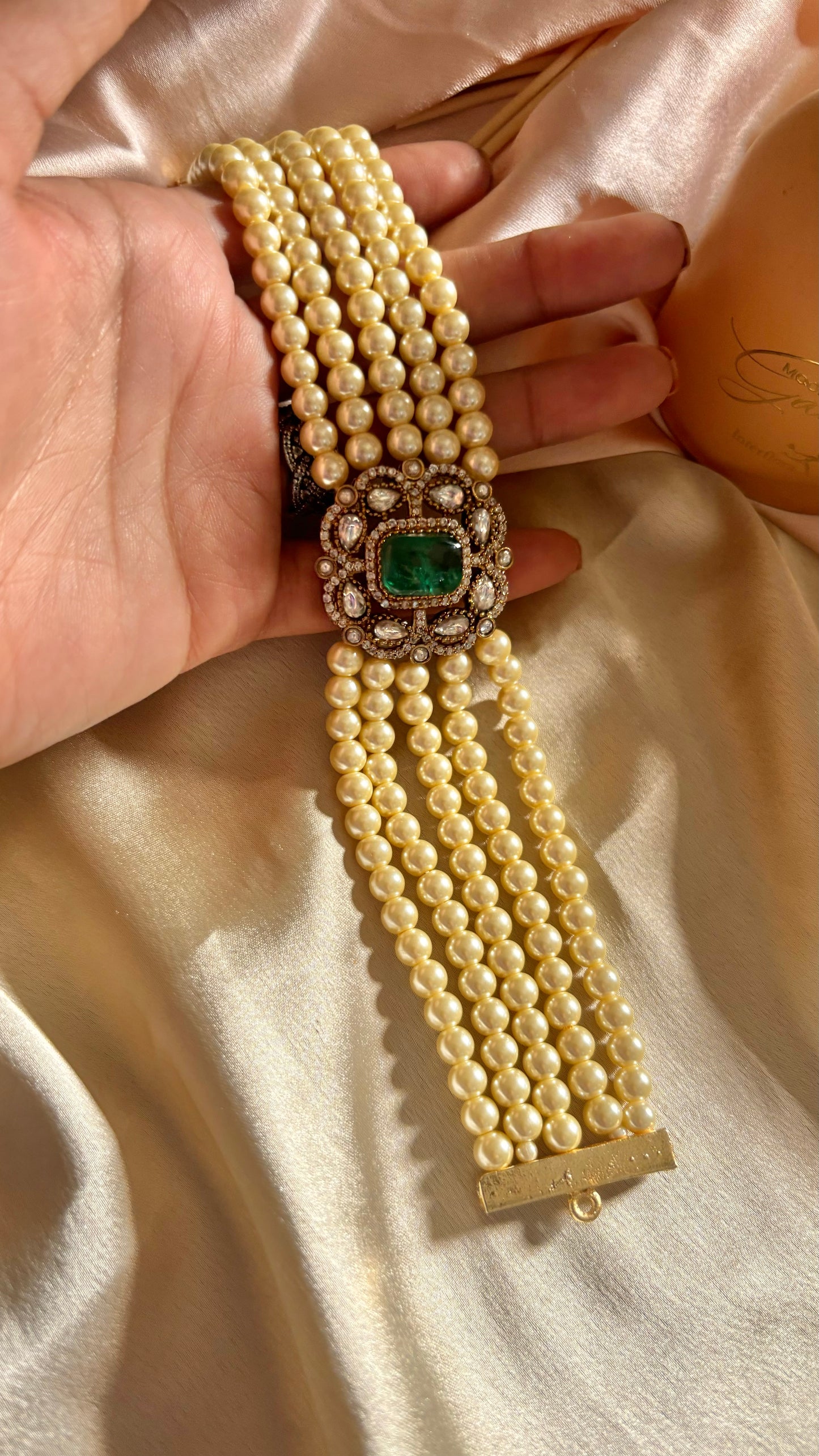 Heer Emerald Victorian minimalist choker