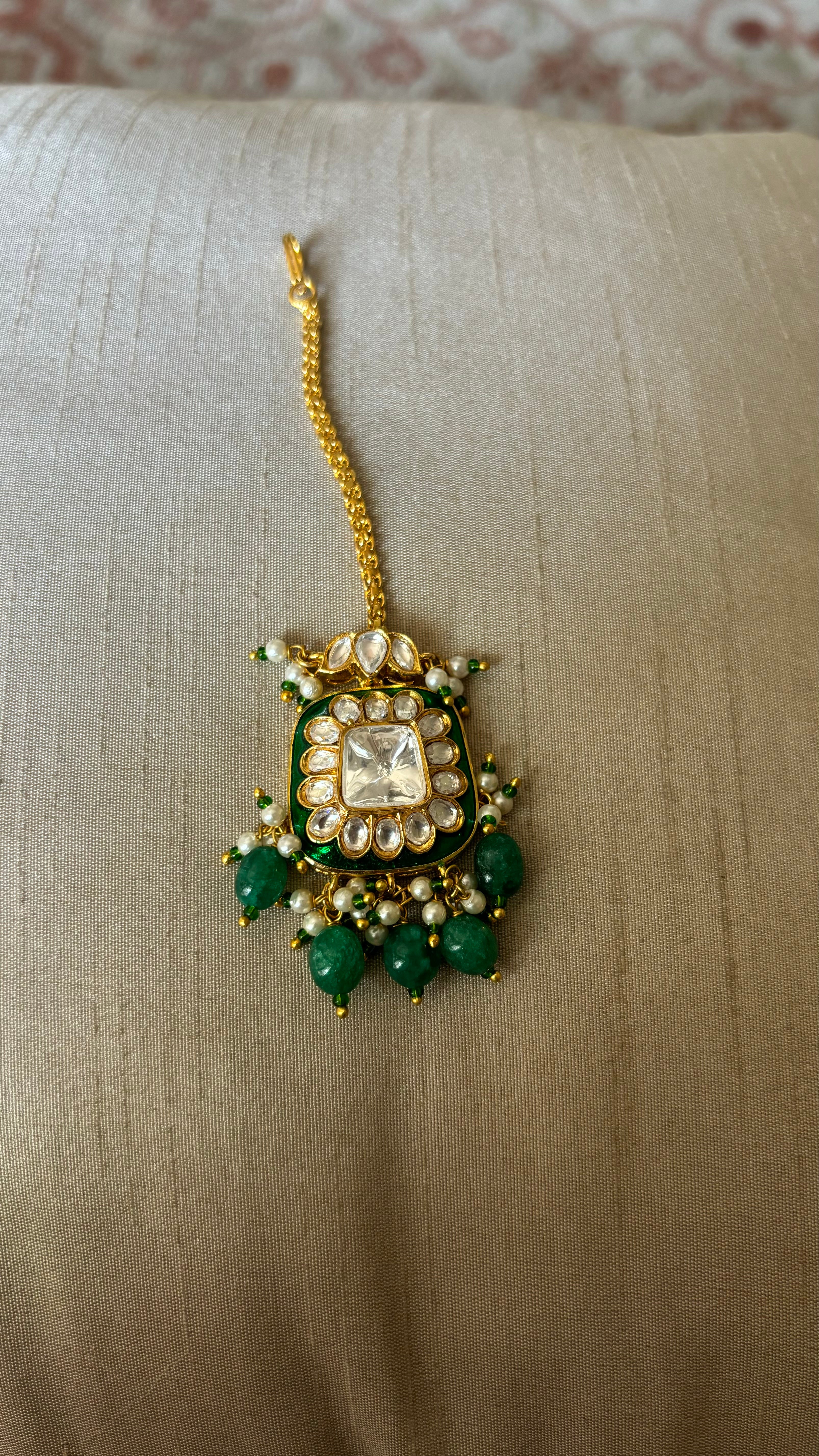 Emerald meenakari maangtika