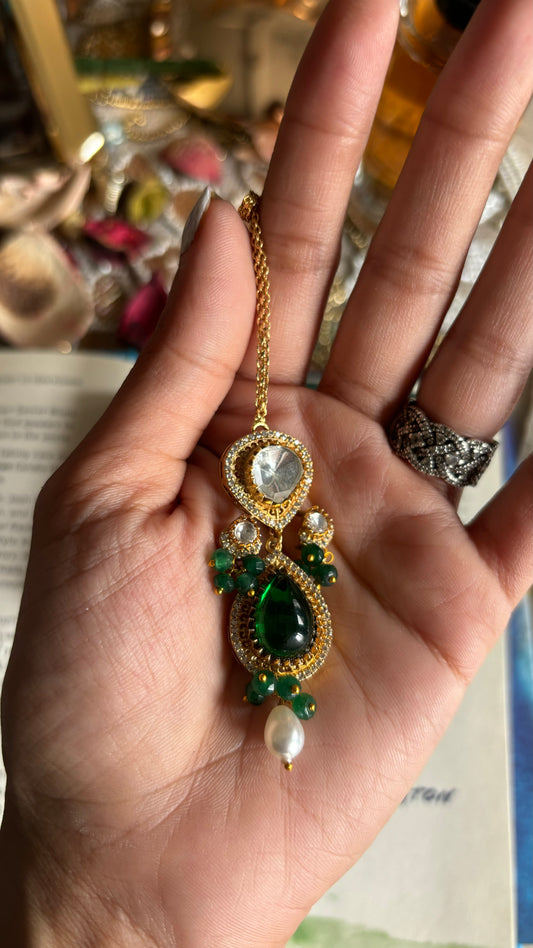 Drop shape emerald gold maangtika