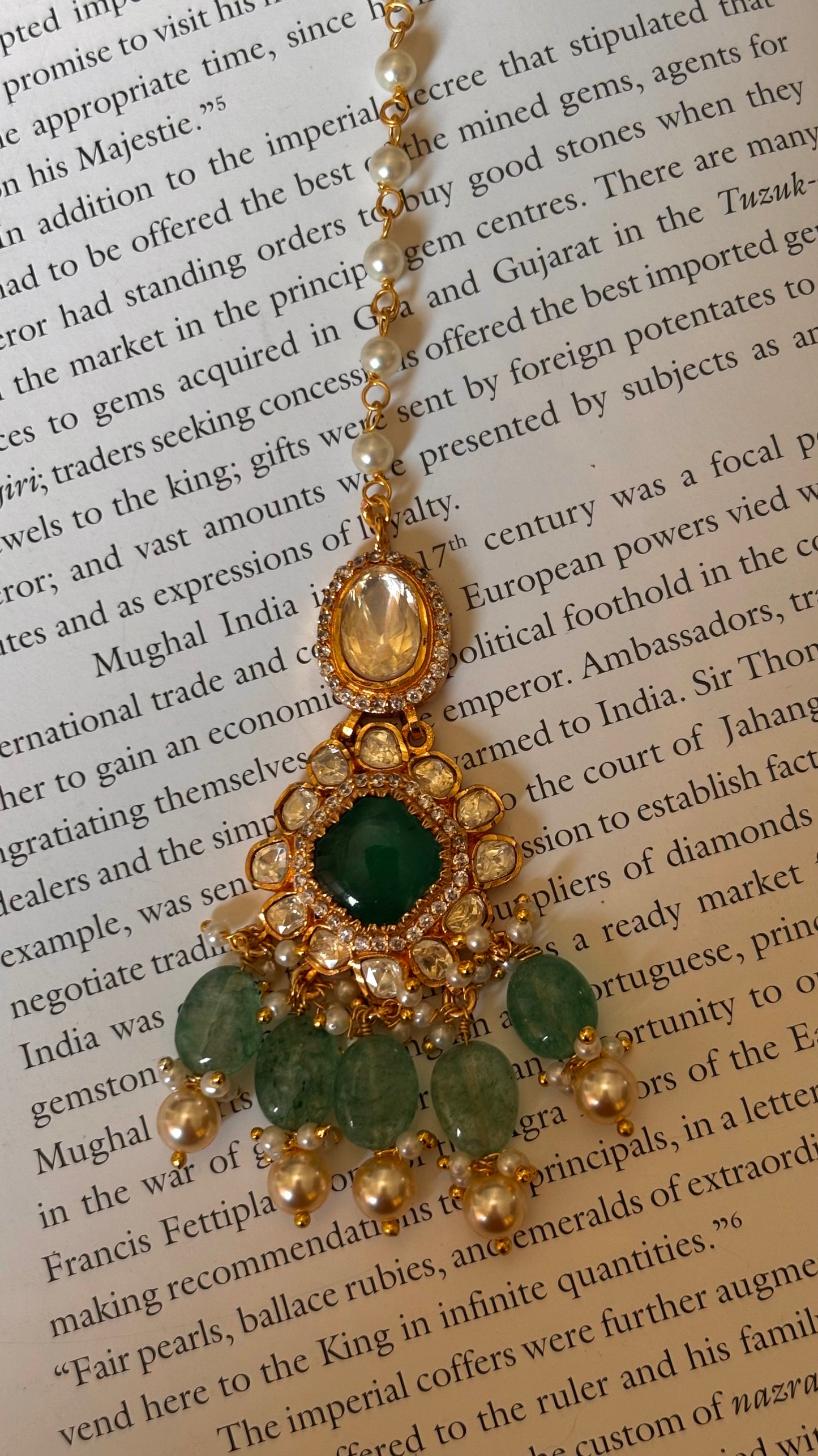 Emerald Kundan Maangtikka