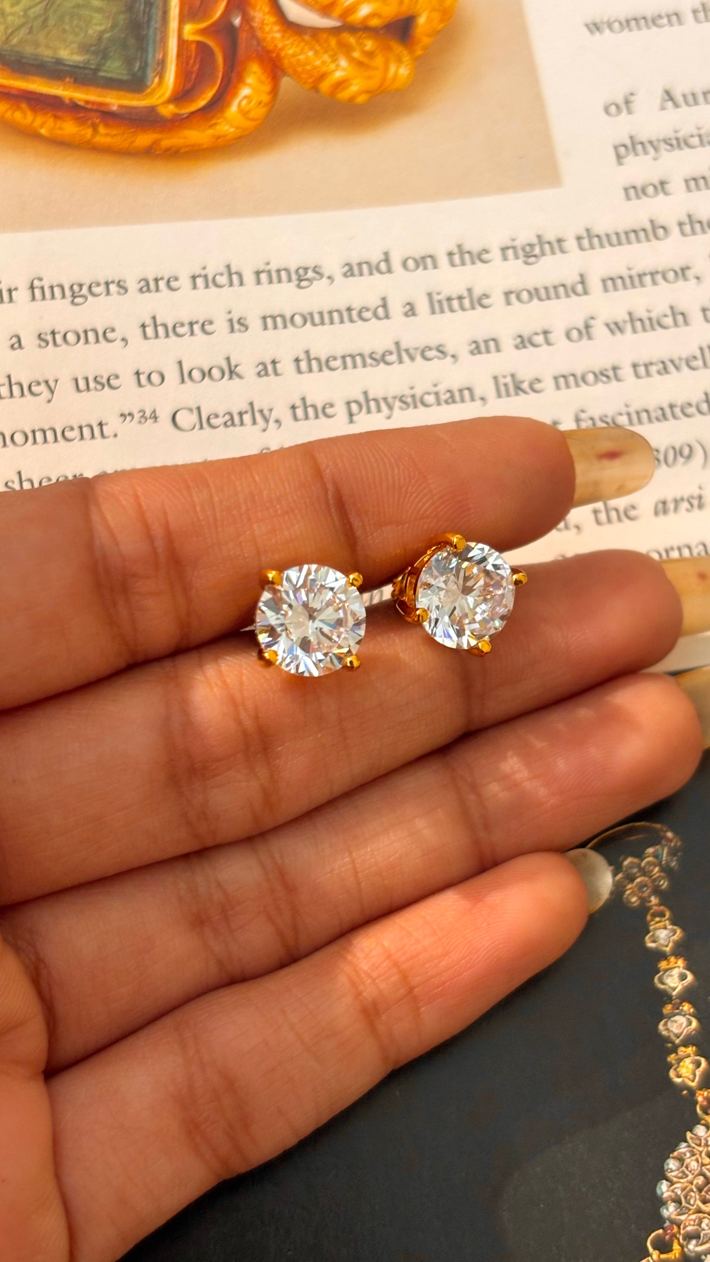 Round shape gold 1.5 carat studsstuds