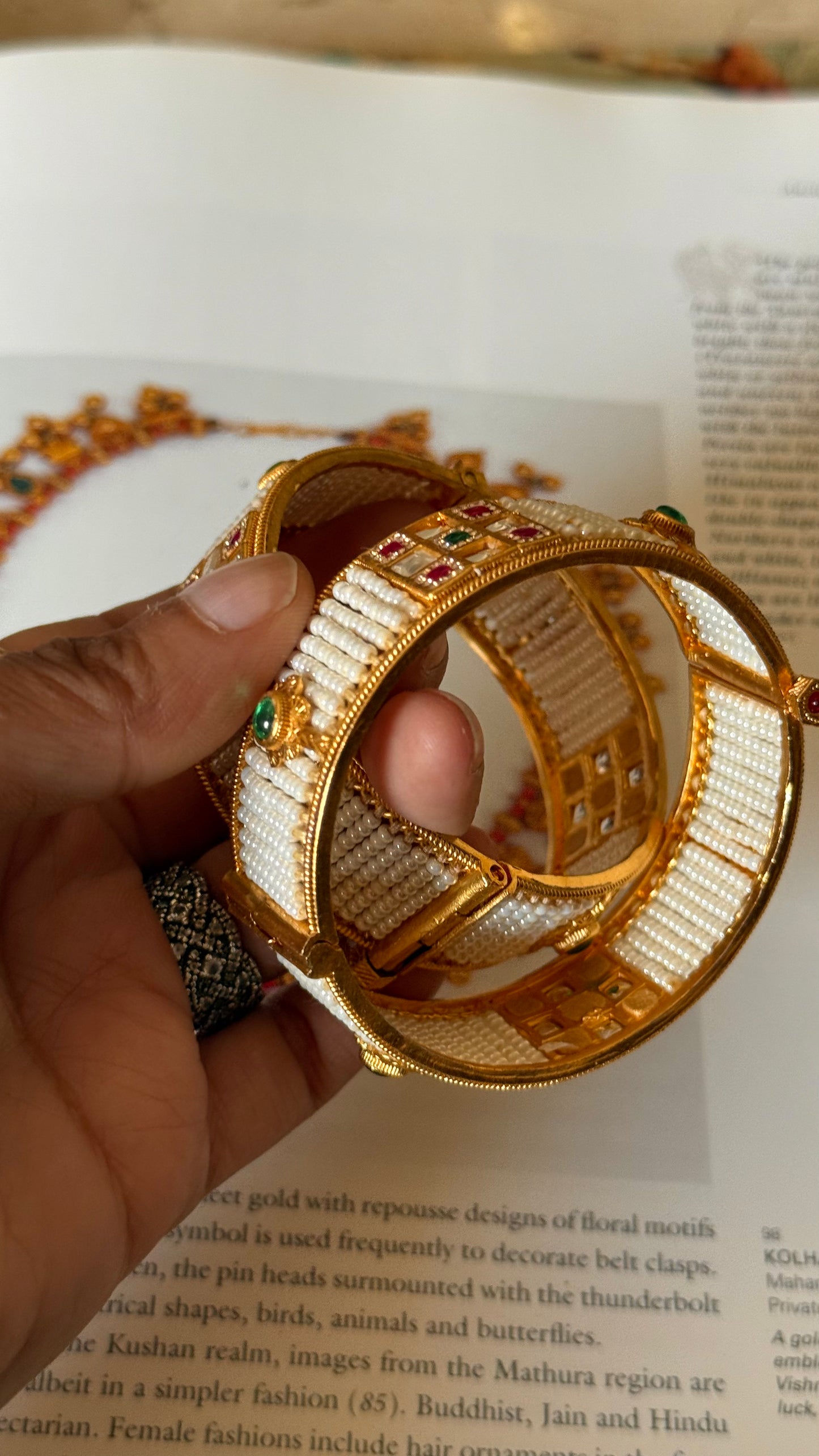 White rajwadi bangdi in ruby & emerald