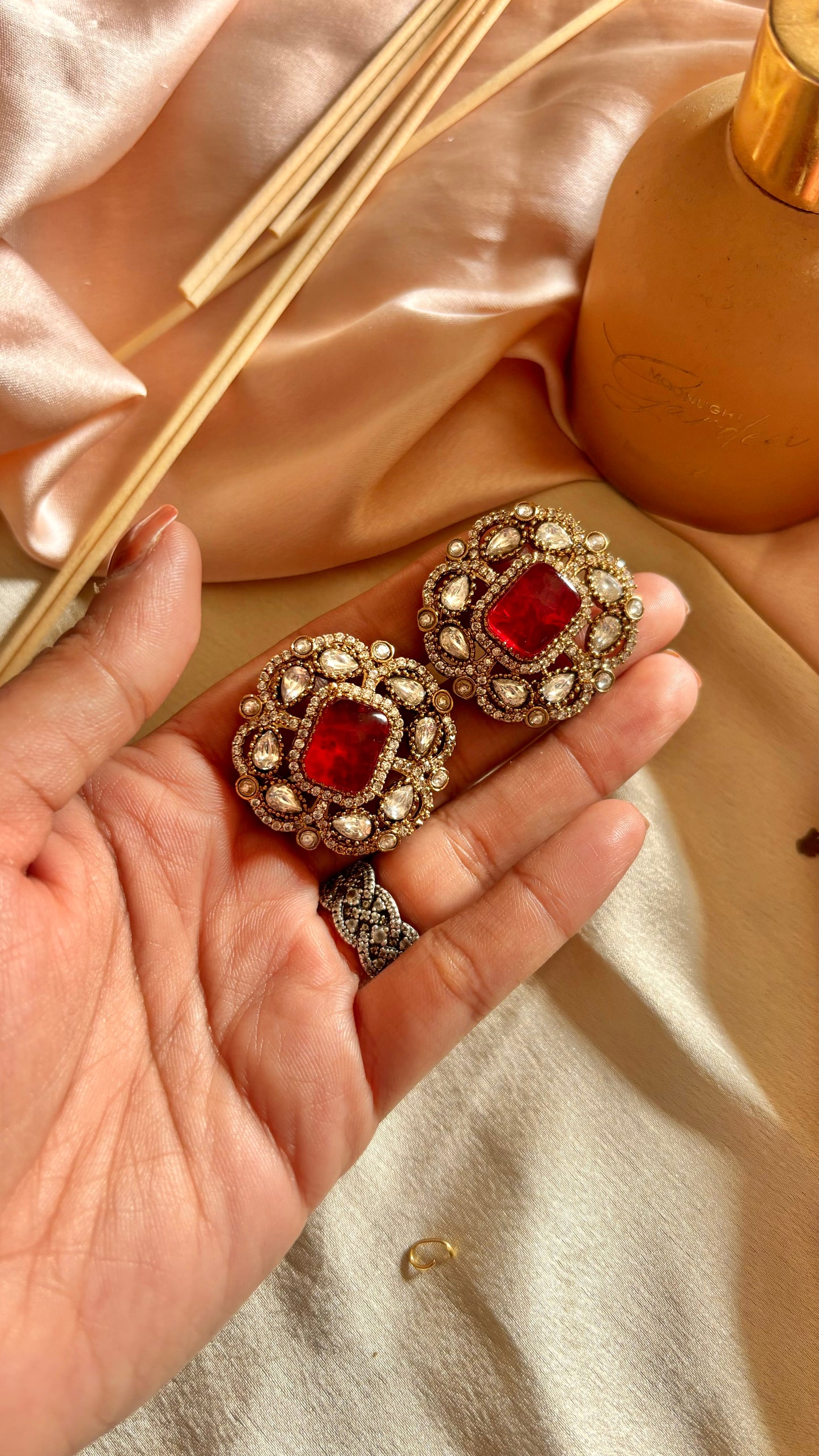 Heer Ruby Victorian minimalist choker