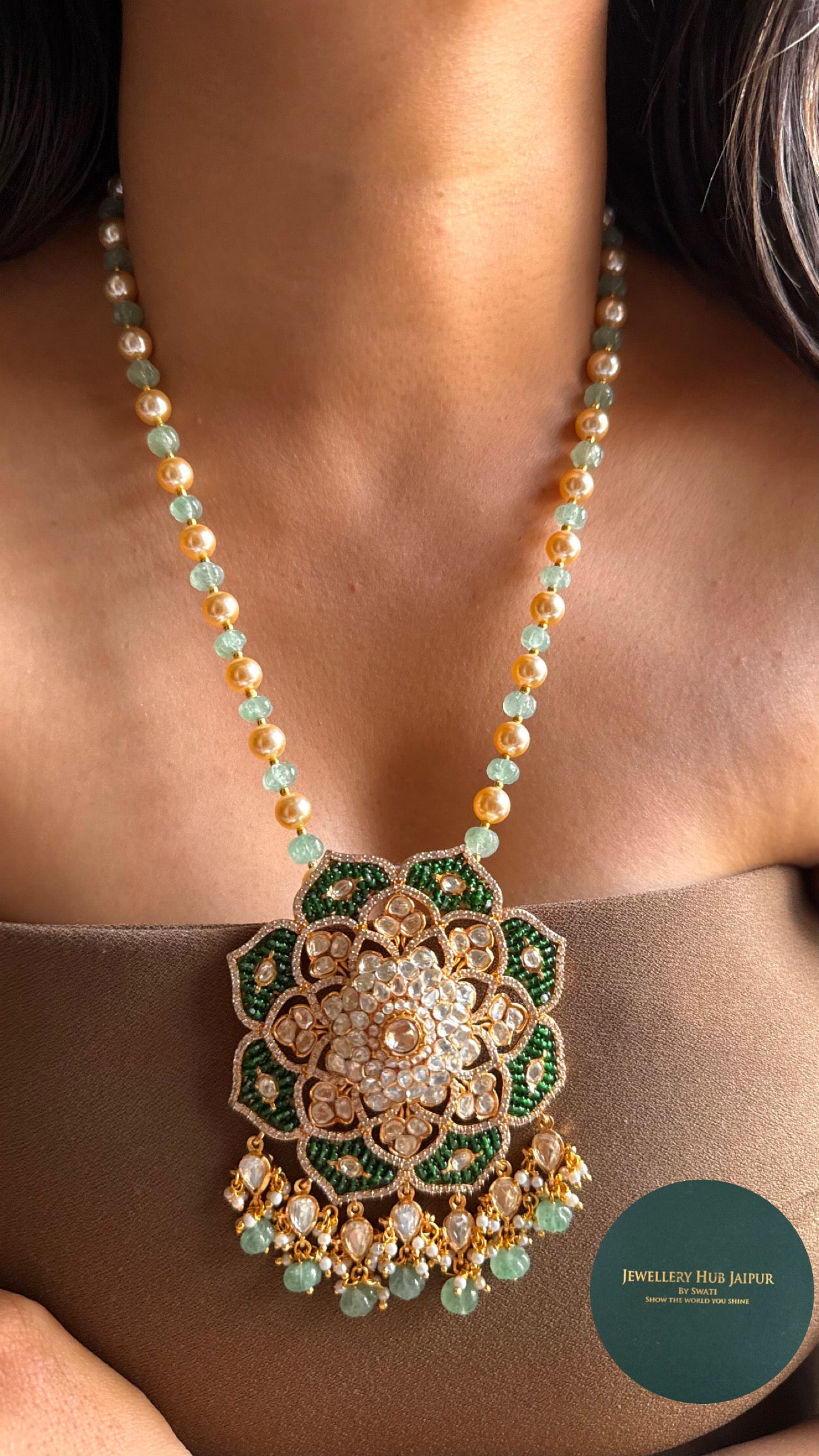 Emerald moissanite floral pattern pendant set