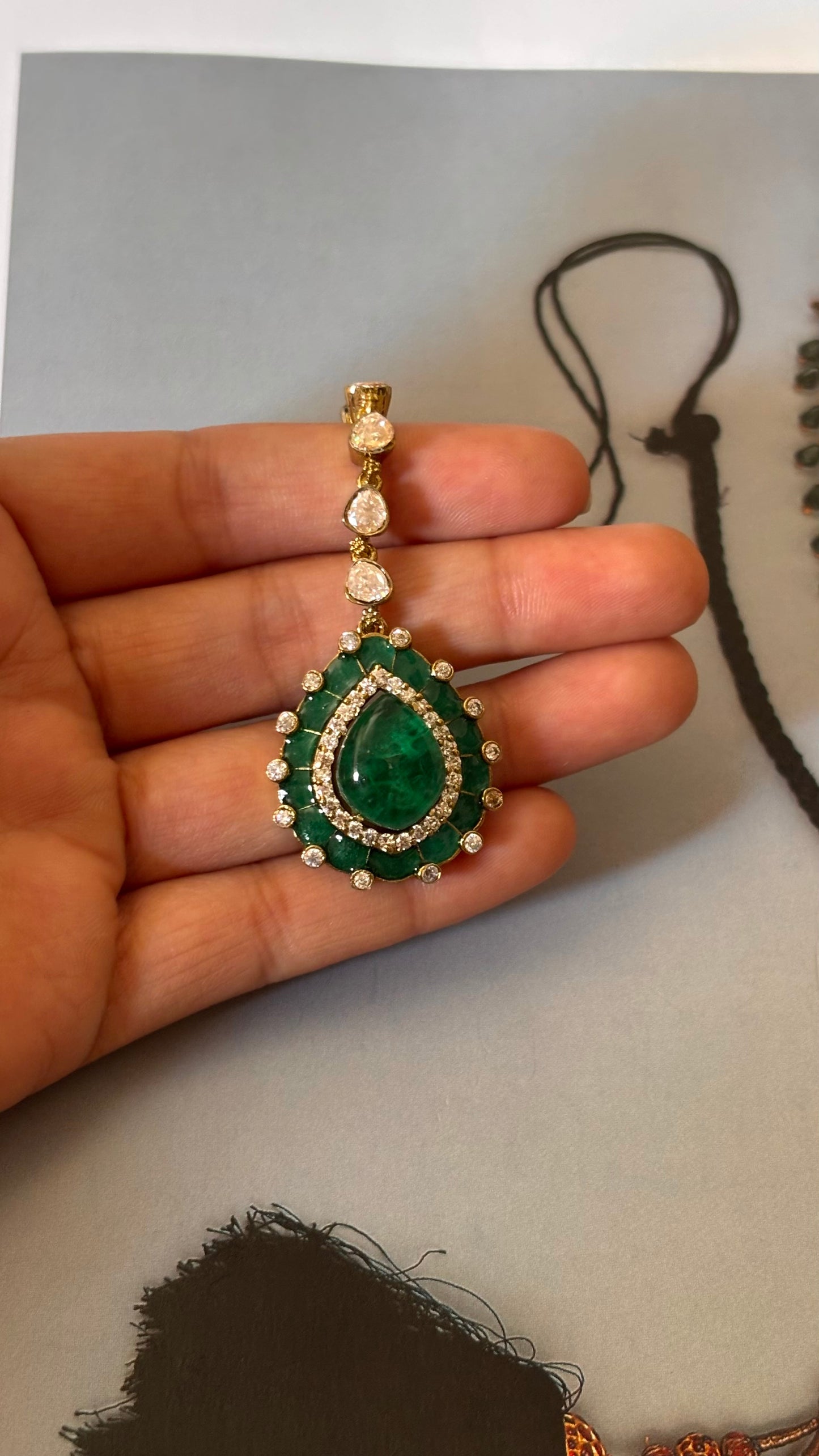 Emerald Moissanite katdana maangtika