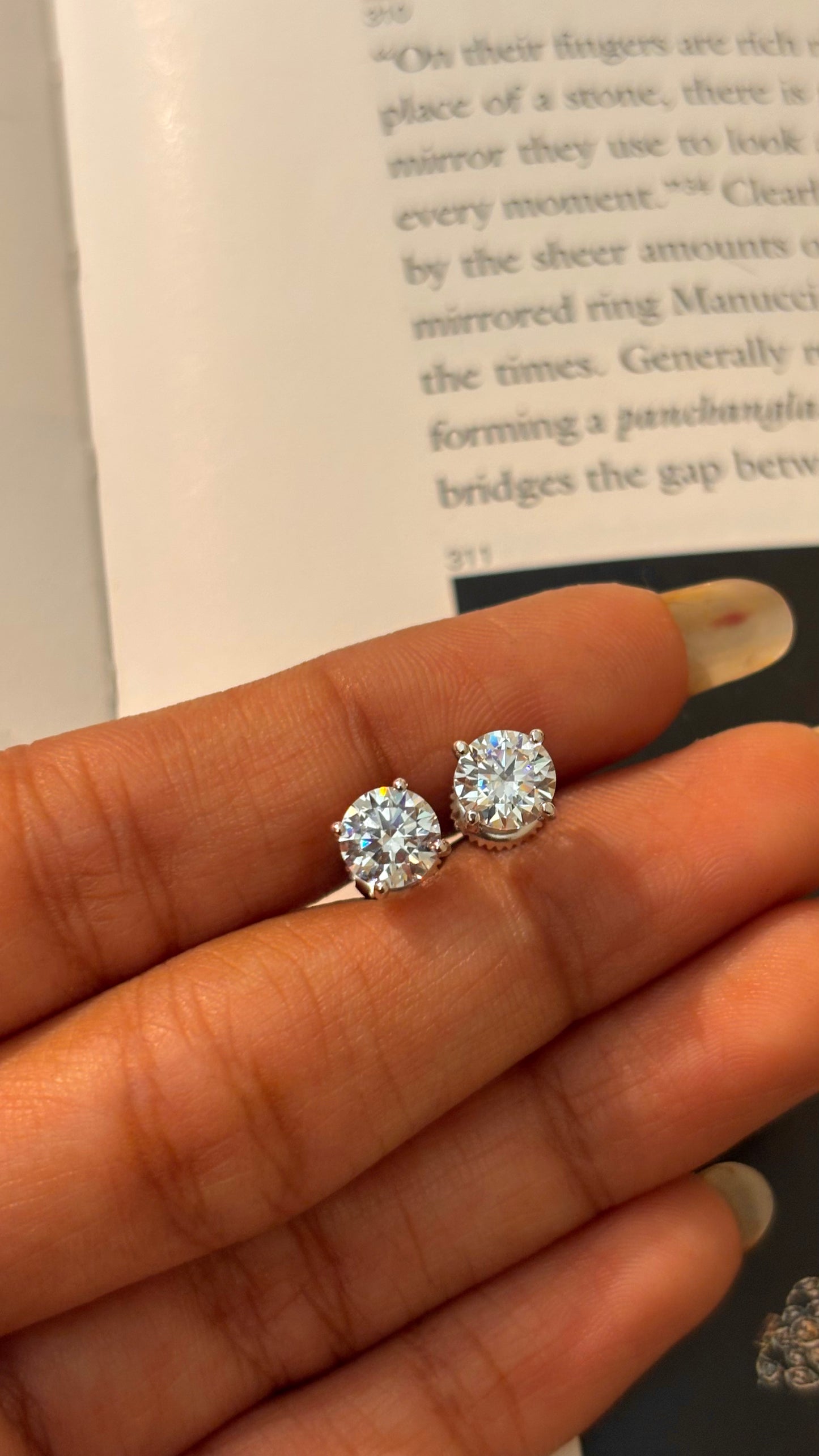 Round shape rhodium 1 carat studs