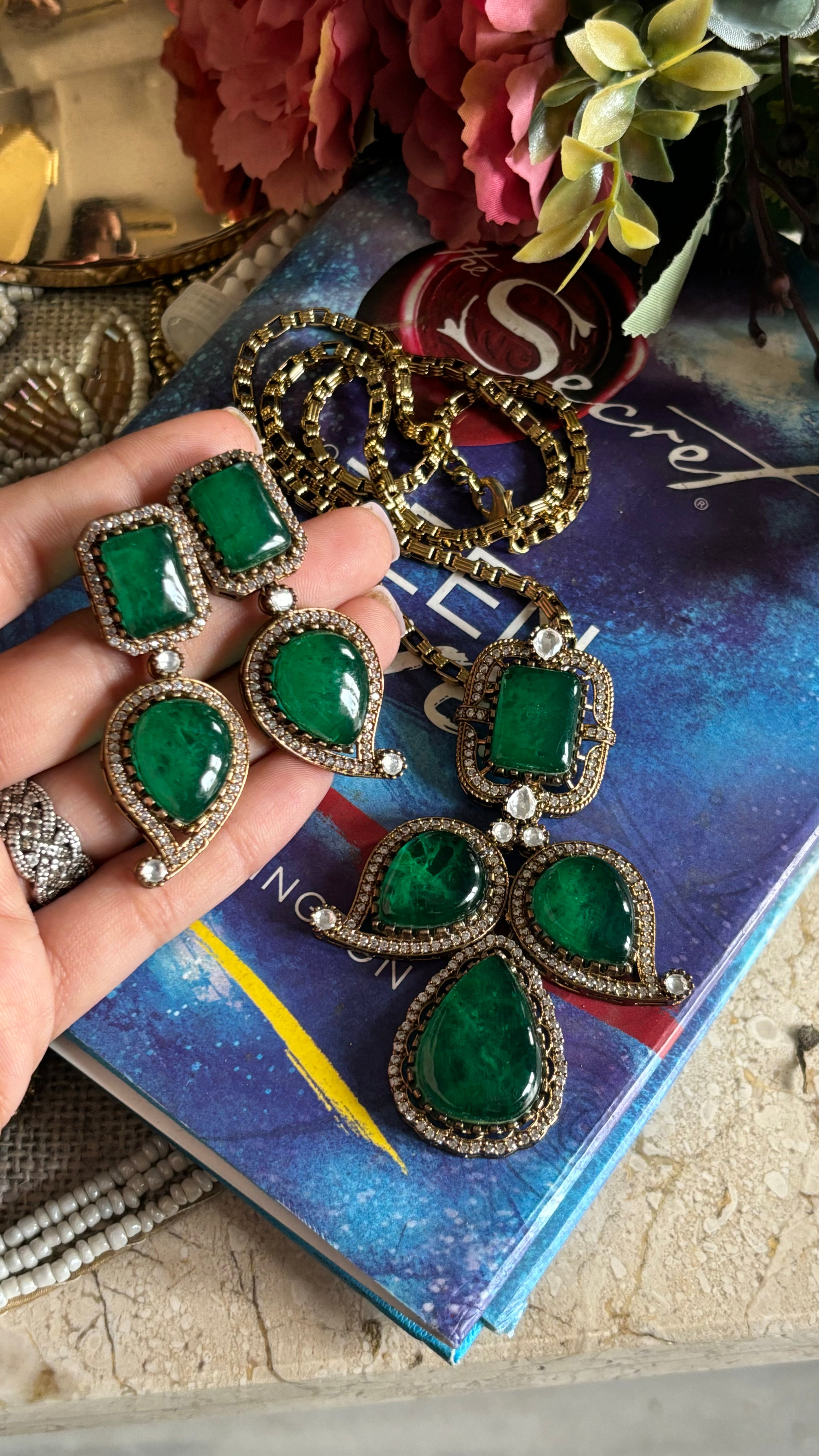 Emerald doublet pendant set