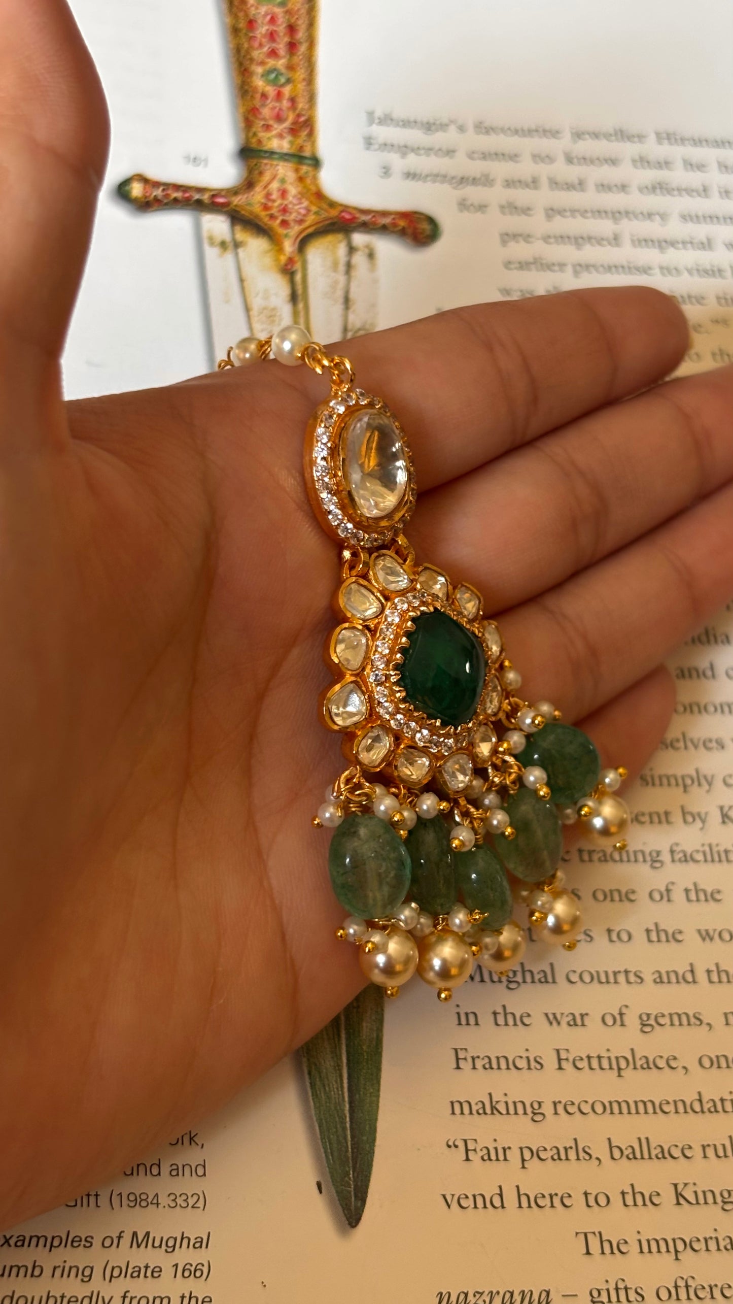 Emerald Kundan Maangtikka