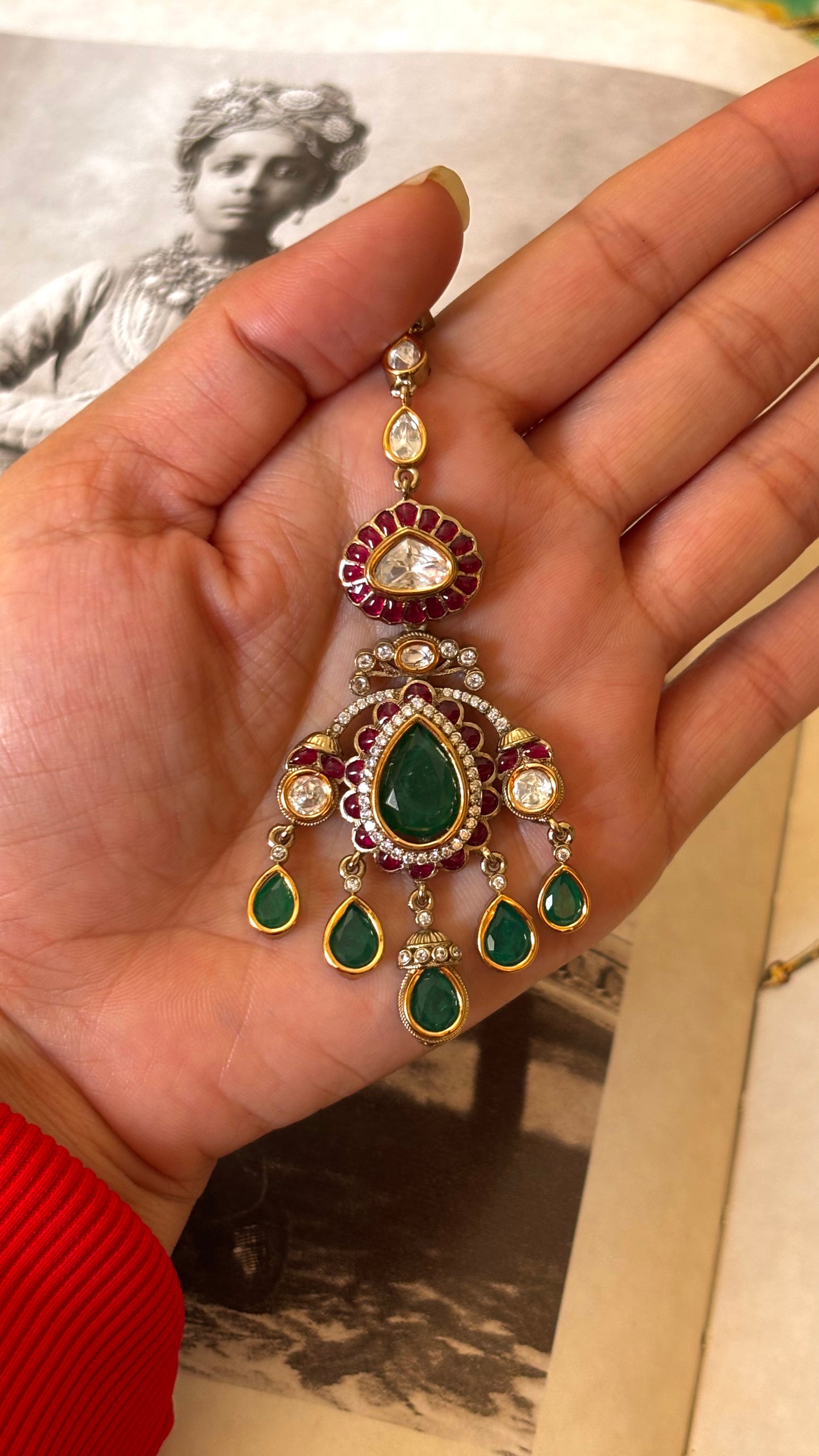 Emerald & Ruby takkar work maangtika