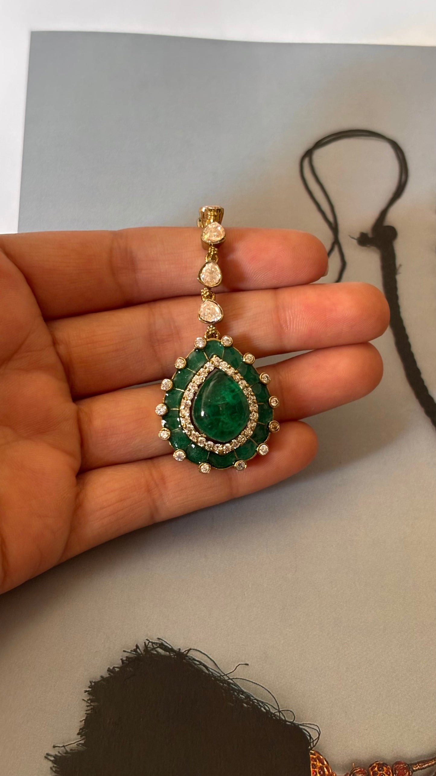 Emerald Moissanite katdana maangtika